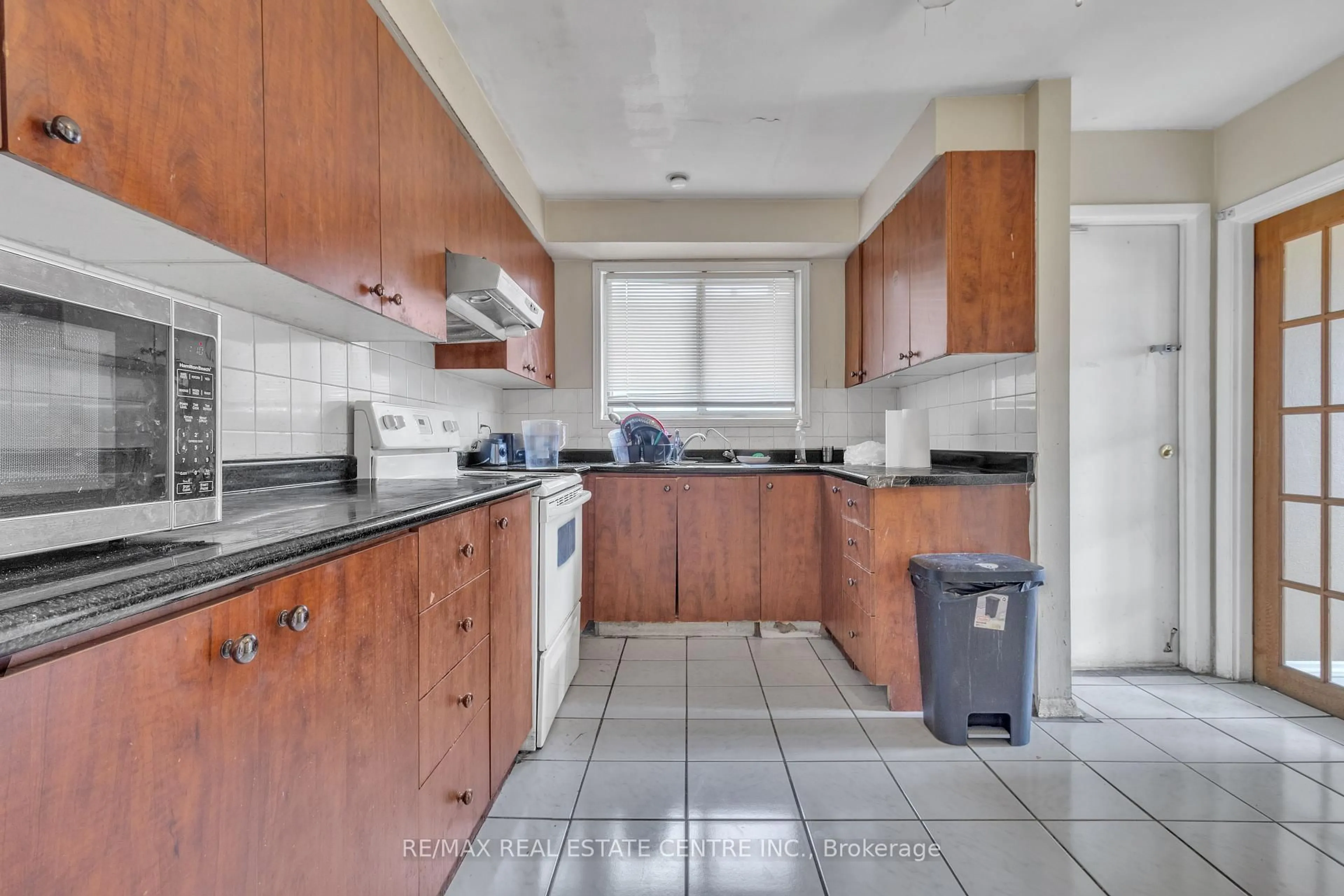 Standard kitchen, unknown for 19 Langwith Crt, Brampton Ontario L6Y 1Z9