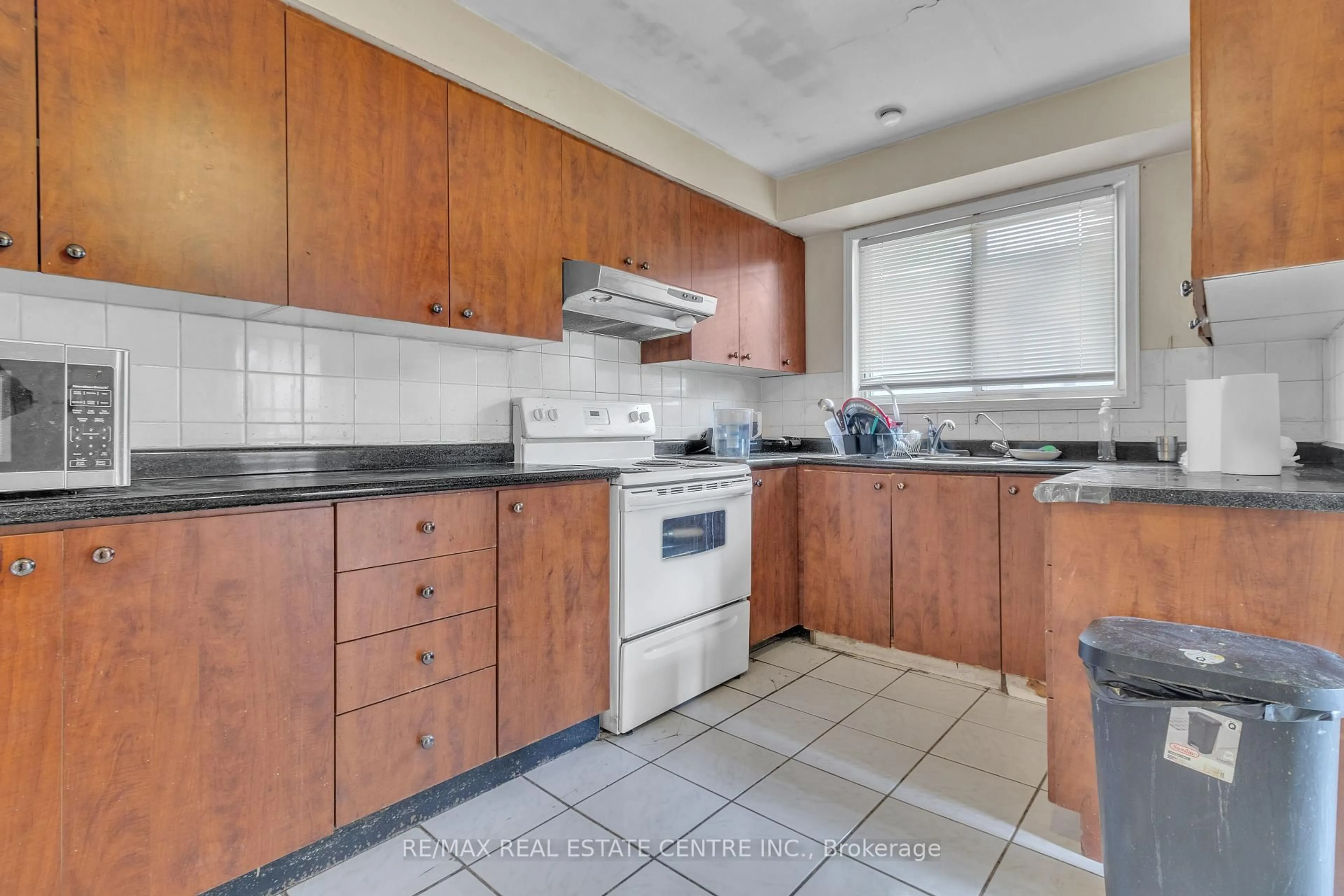 Standard kitchen, unknown for 19 Langwith Crt, Brampton Ontario L6Y 1Z9