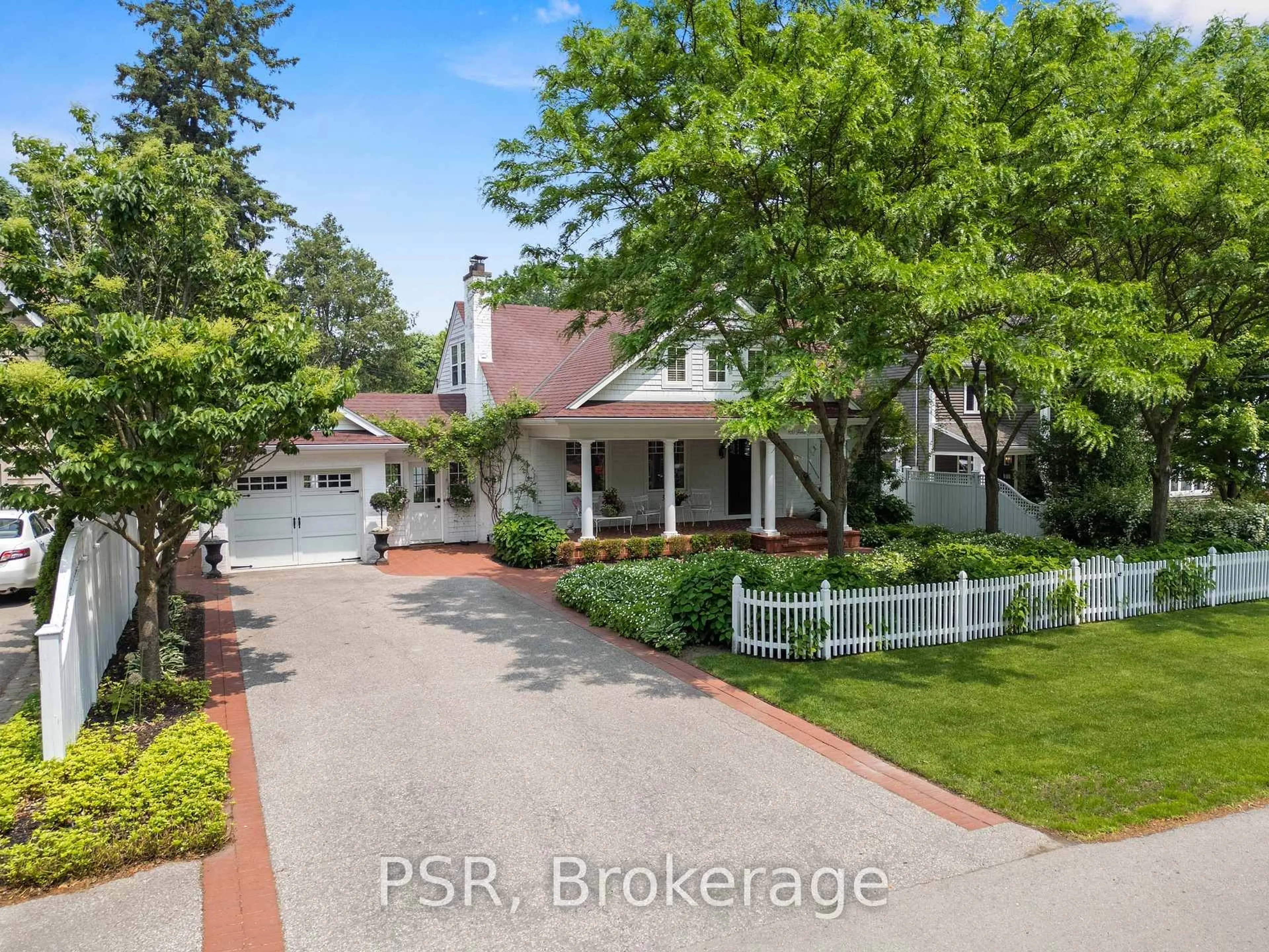 A pic from outside/outdoor area/front of a property/back of a property/a pic from drone, street for 893 Forest Glen Ave, Burlington Ontario L7T 2L1