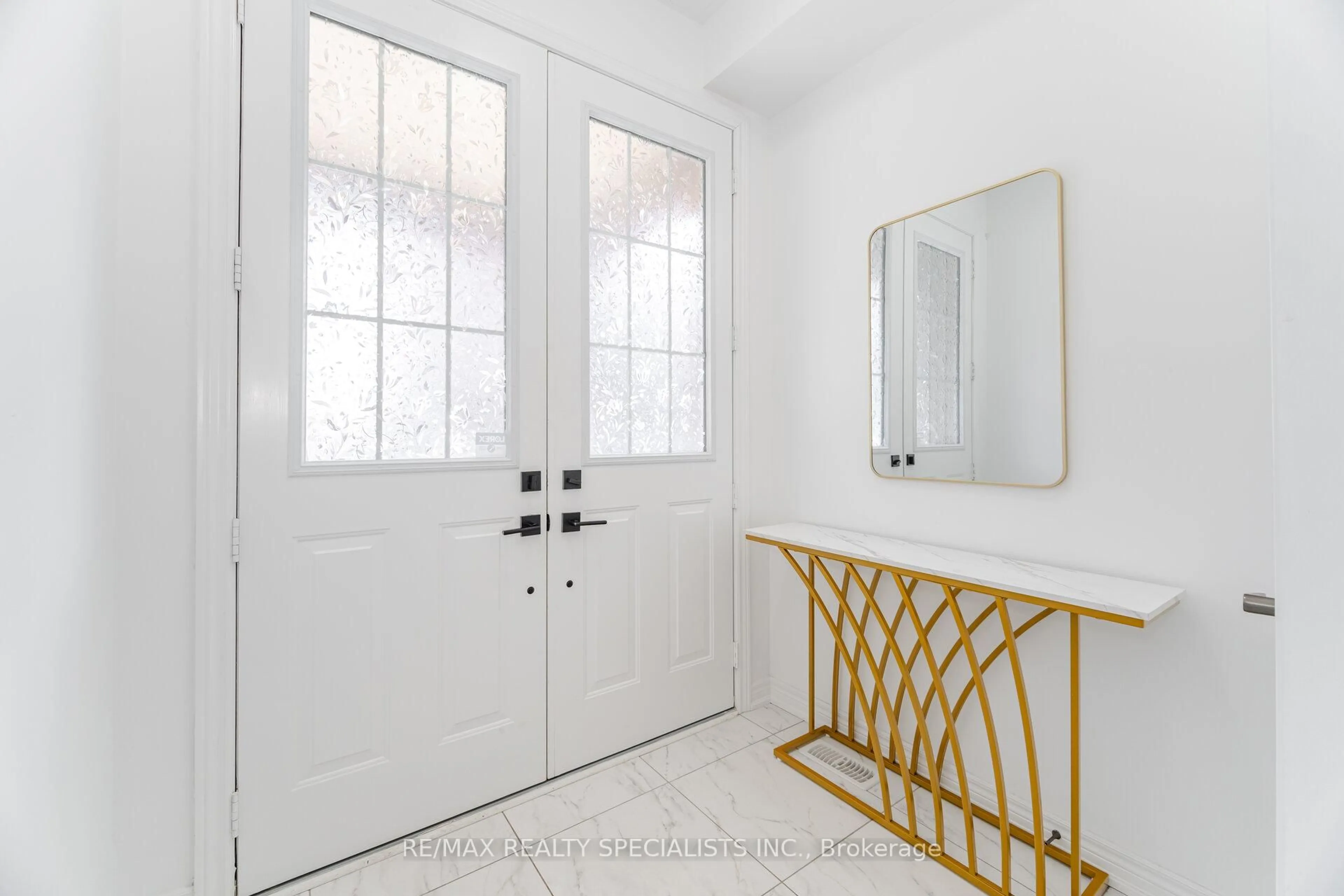Indoor entryway for 12 Faye St, Brampton Ontario L6P 4M9