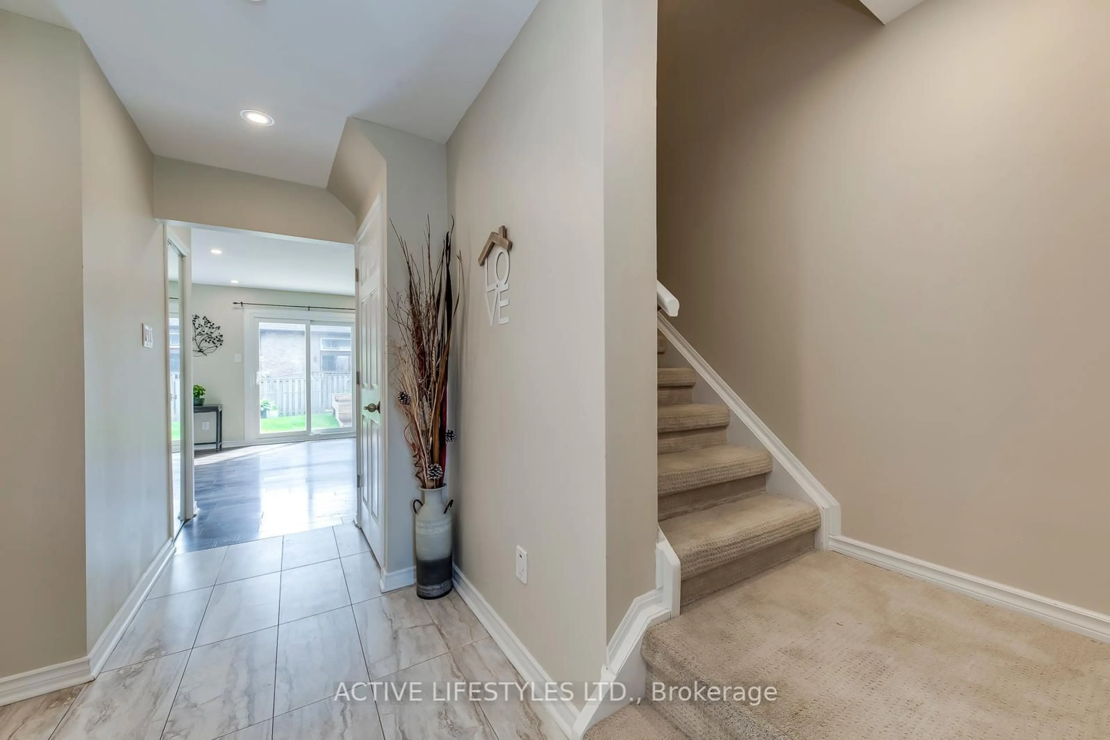 Indoor entryway for 2301 Derry Rd #29, Mississauga Ontario L5N 2R4