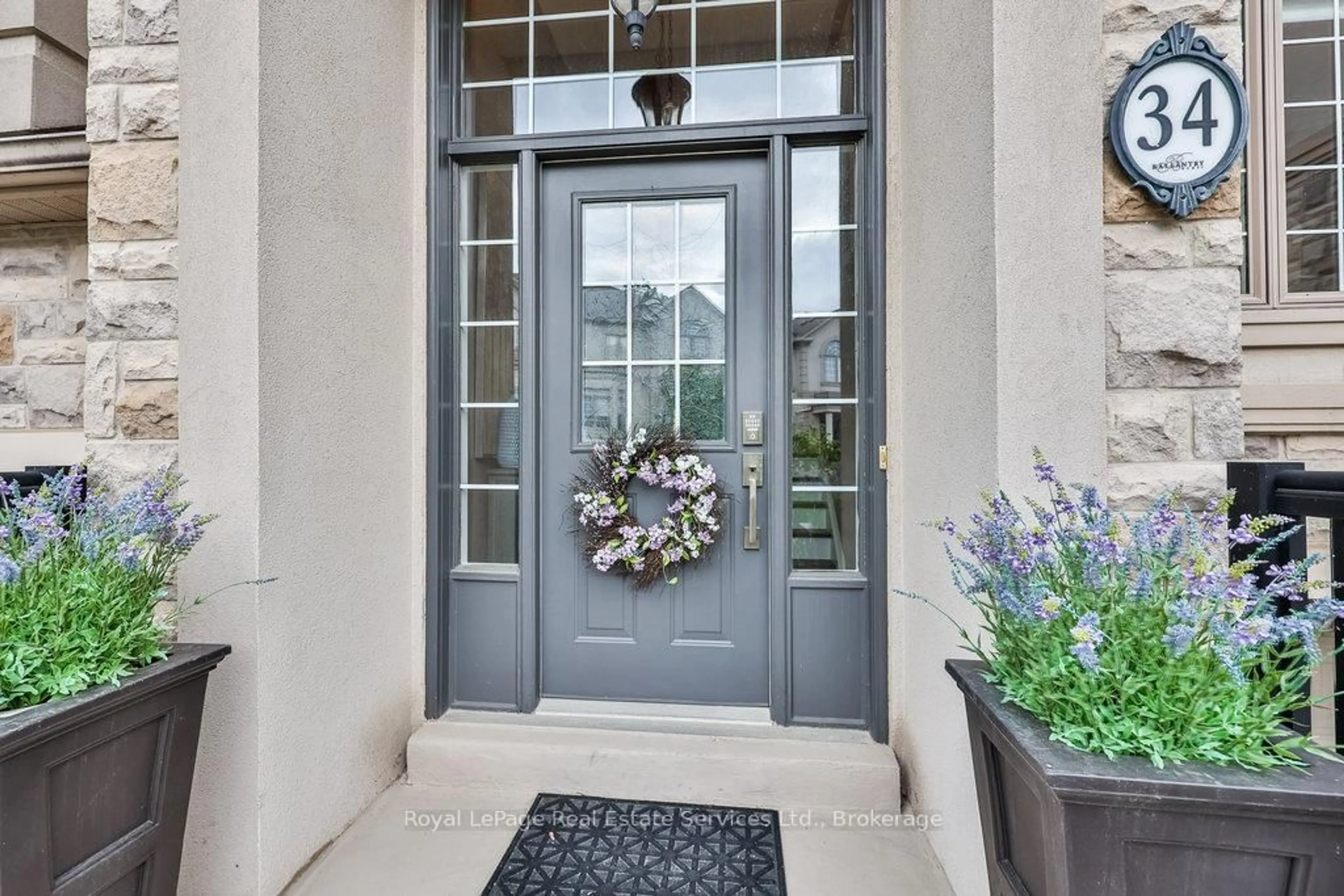 Indoor entryway for 2400 Neyagawa Blvd #34, Oakville Ontario L6H 7P5