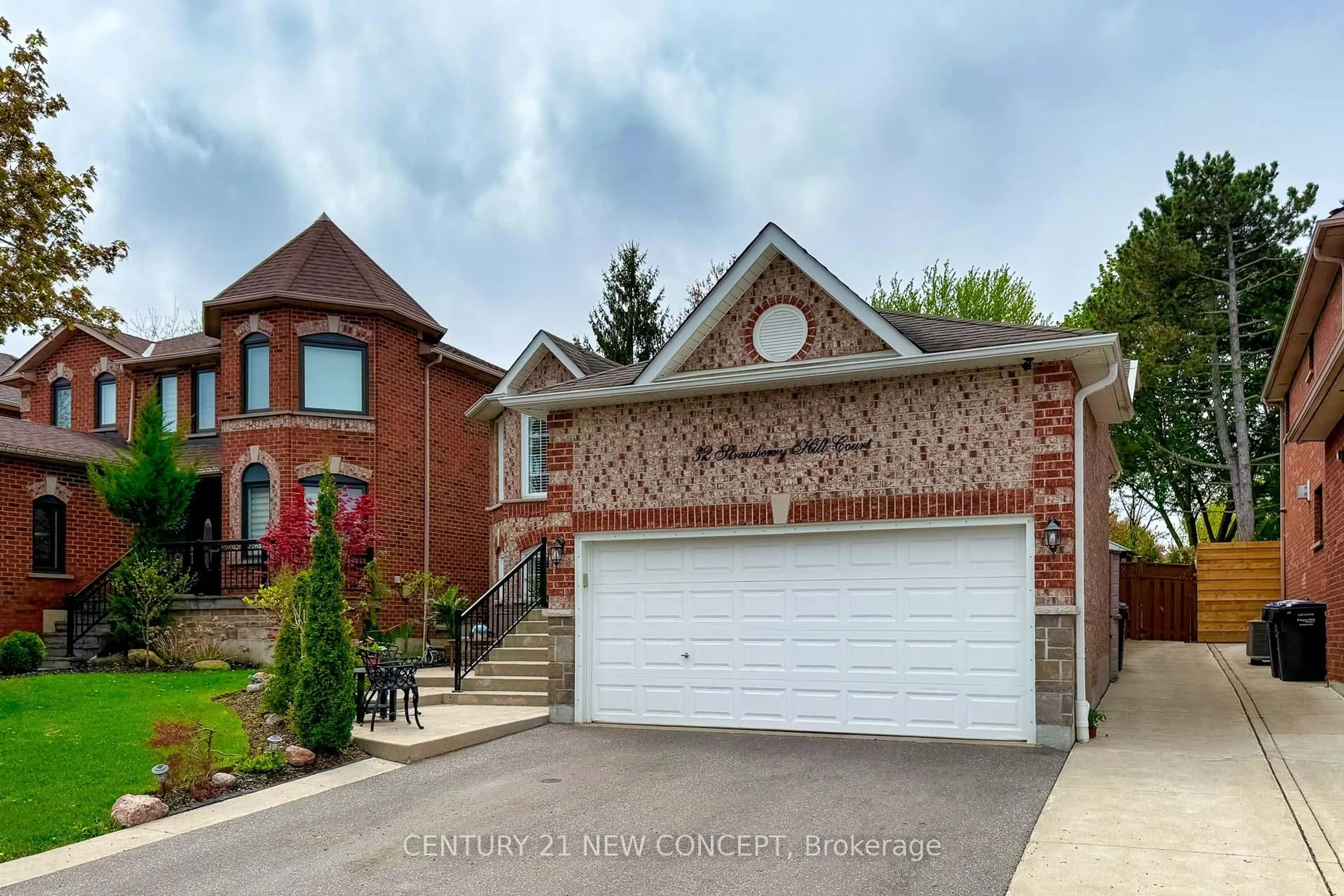 Home with brick exterior material, street for 32 Strawberry Hill Crt, Caledon Ontario L7E 1S1