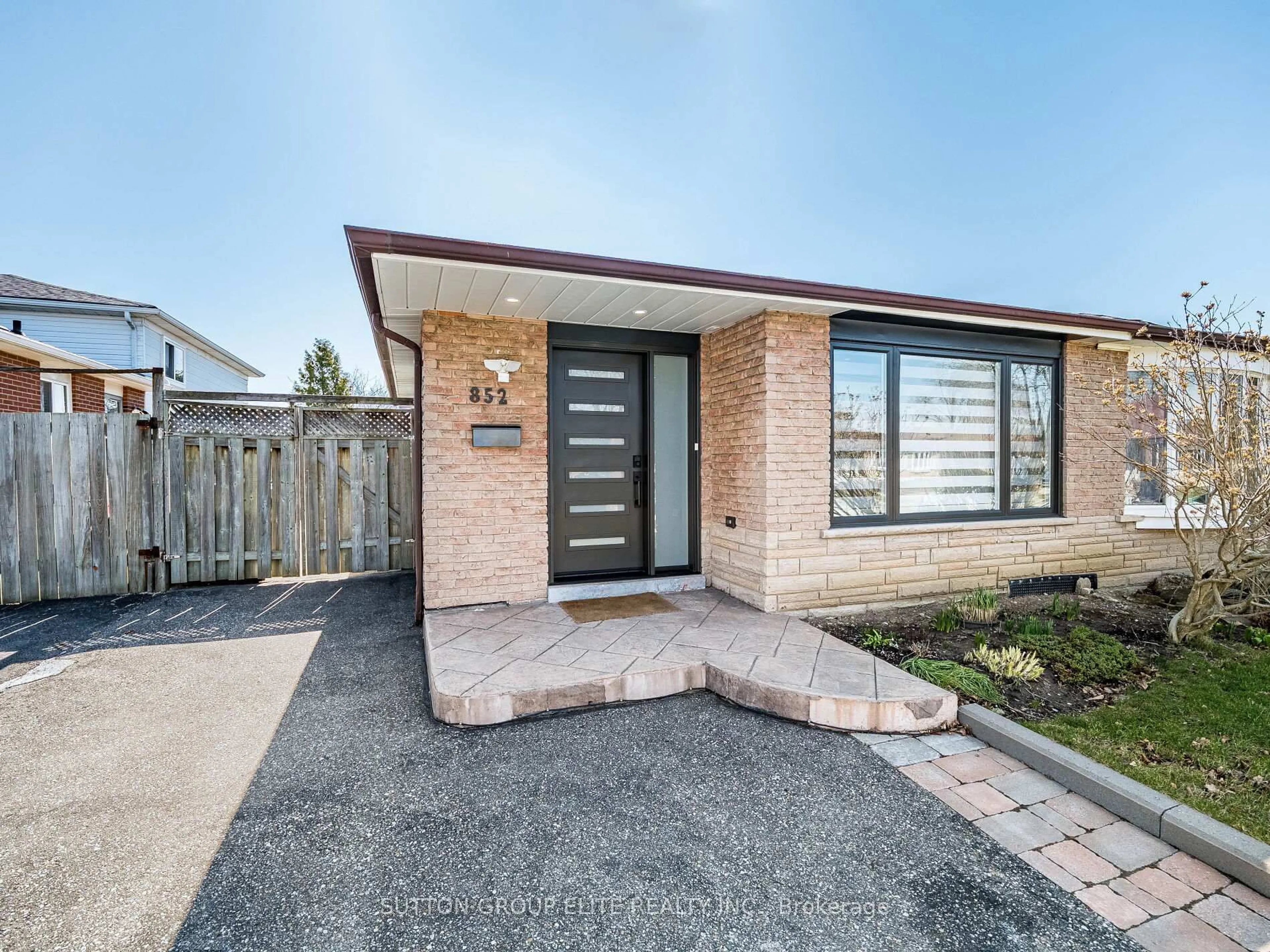 Home with brick exterior material, street for 852 Consort Cres, Mississauga Ontario L5C 1J9