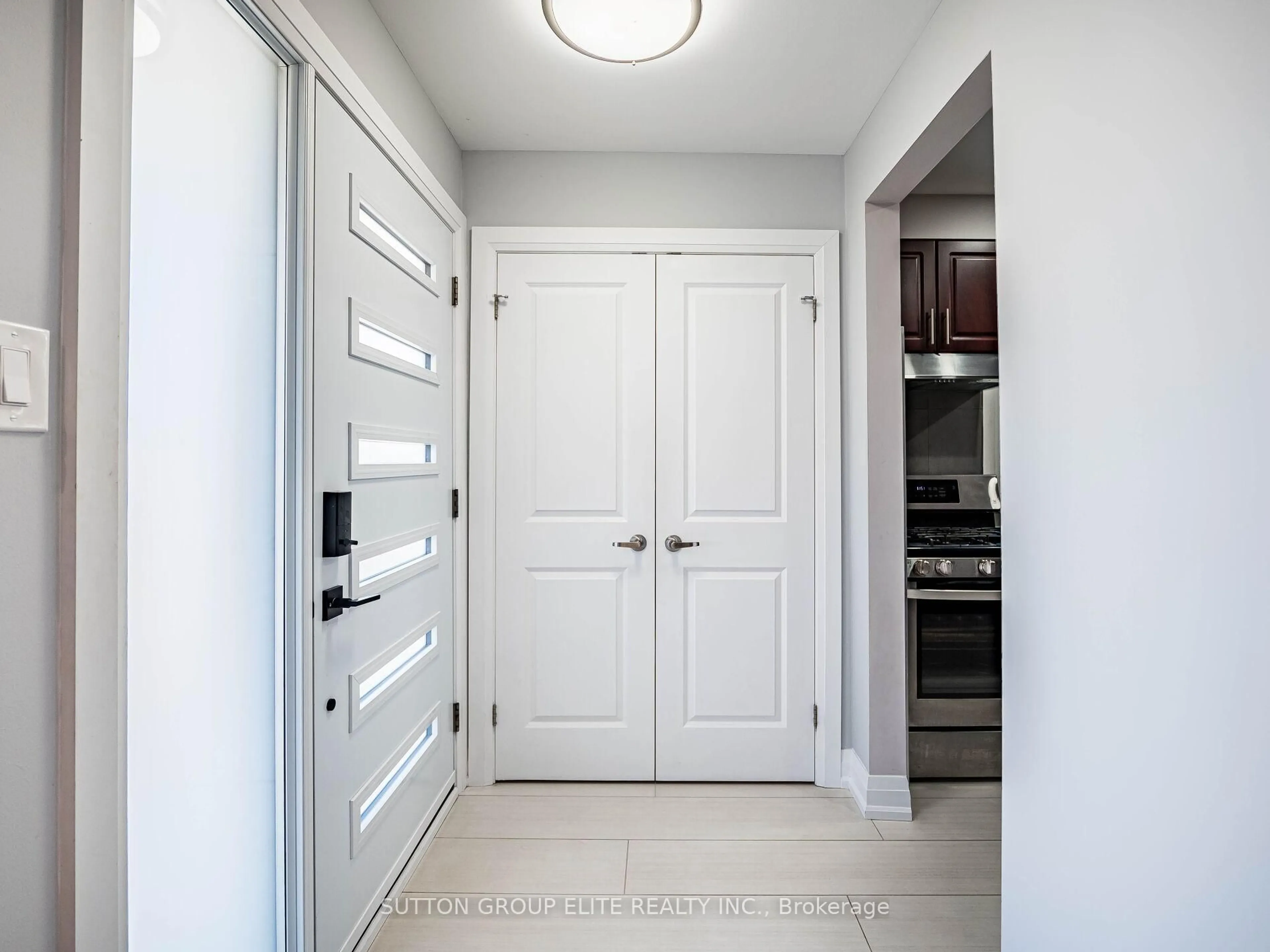Indoor entryway for 852 Consort Cres, Mississauga Ontario L5C 1J9