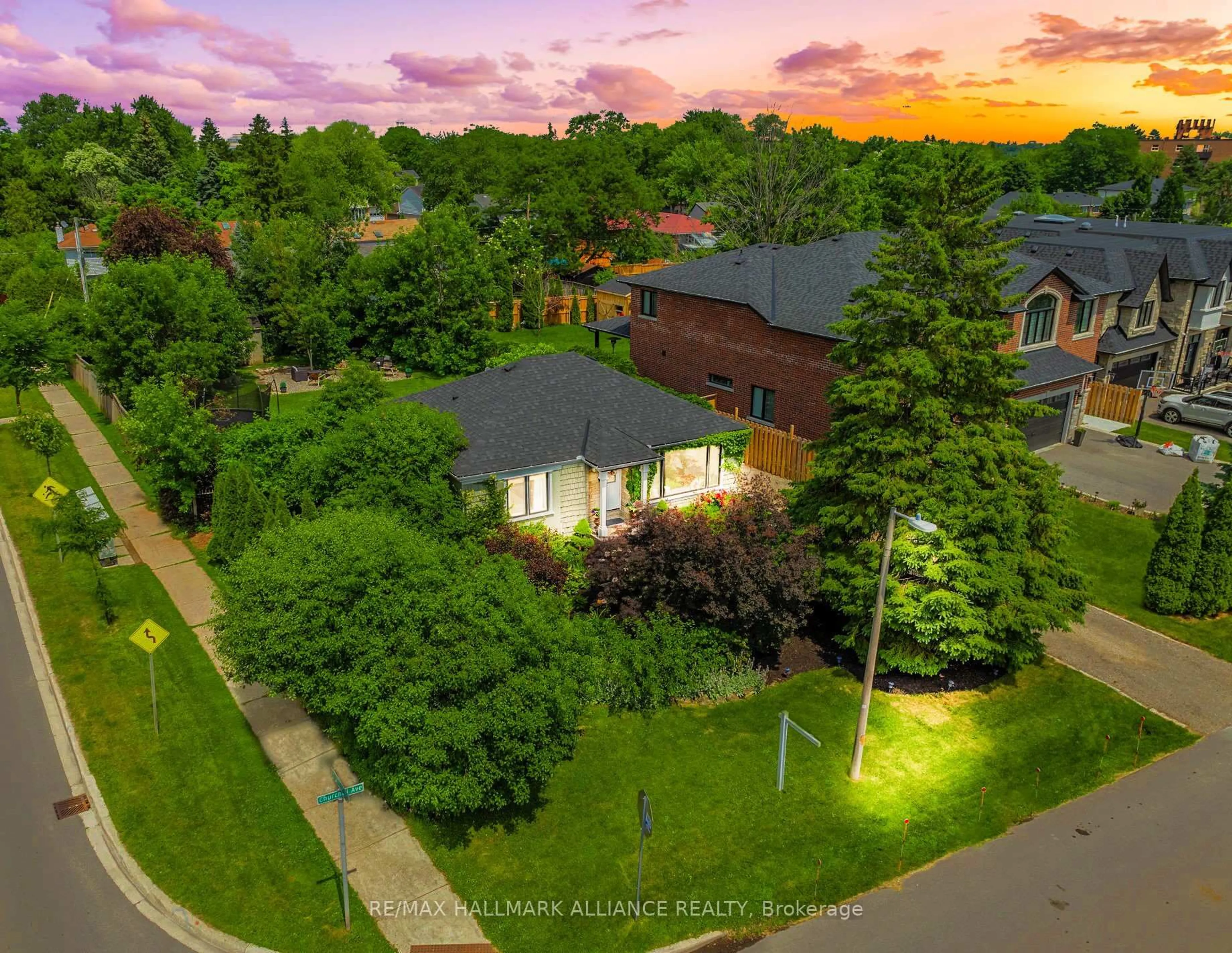 A pic from outside/outdoor area/front of a property/back of a property/a pic from drone, street for 1089 Churchill Ave, Oakville Ontario L6H 2A7