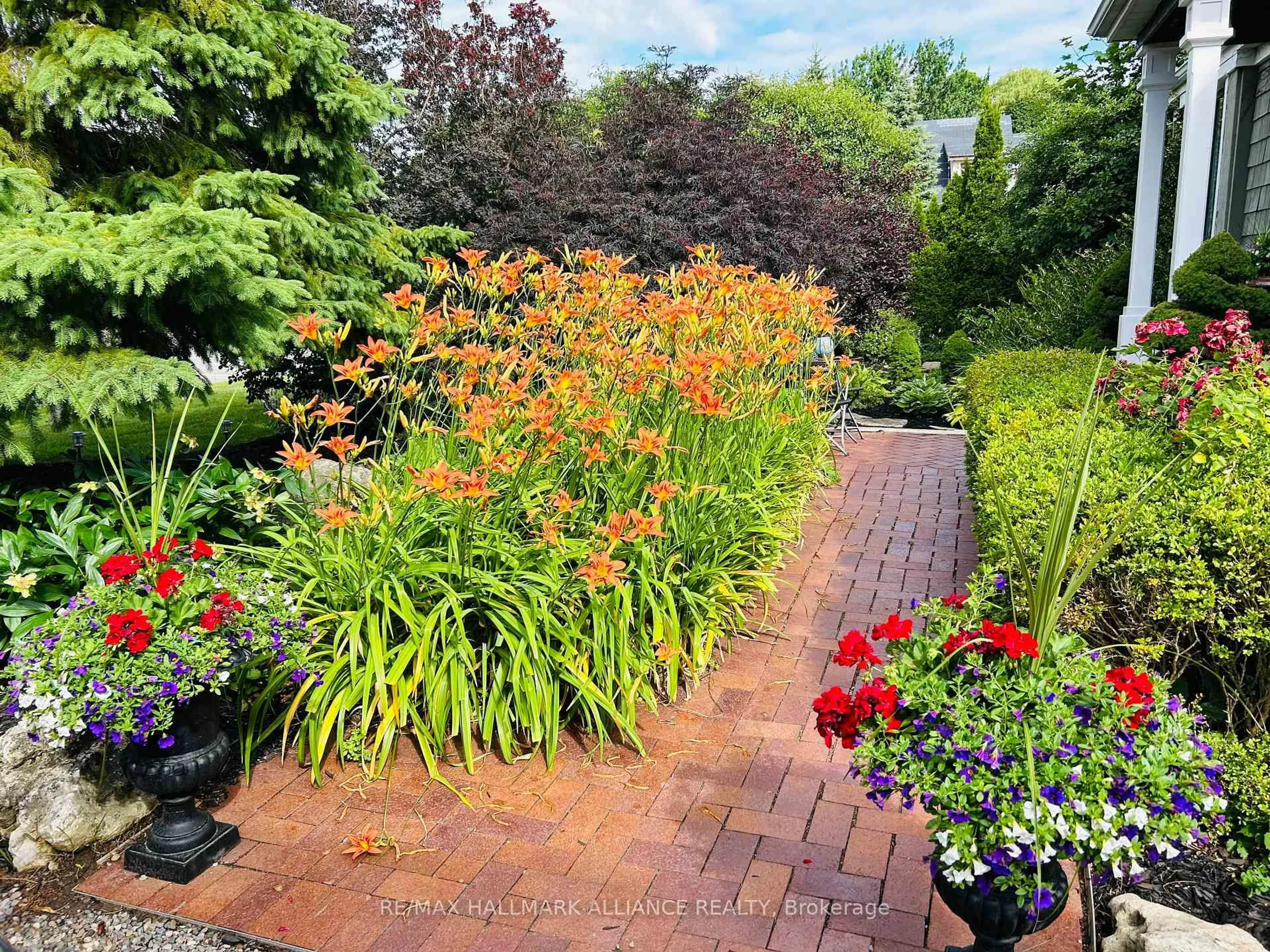 Patio, street for 1089 Churchill Ave, Oakville Ontario L6H 2A7