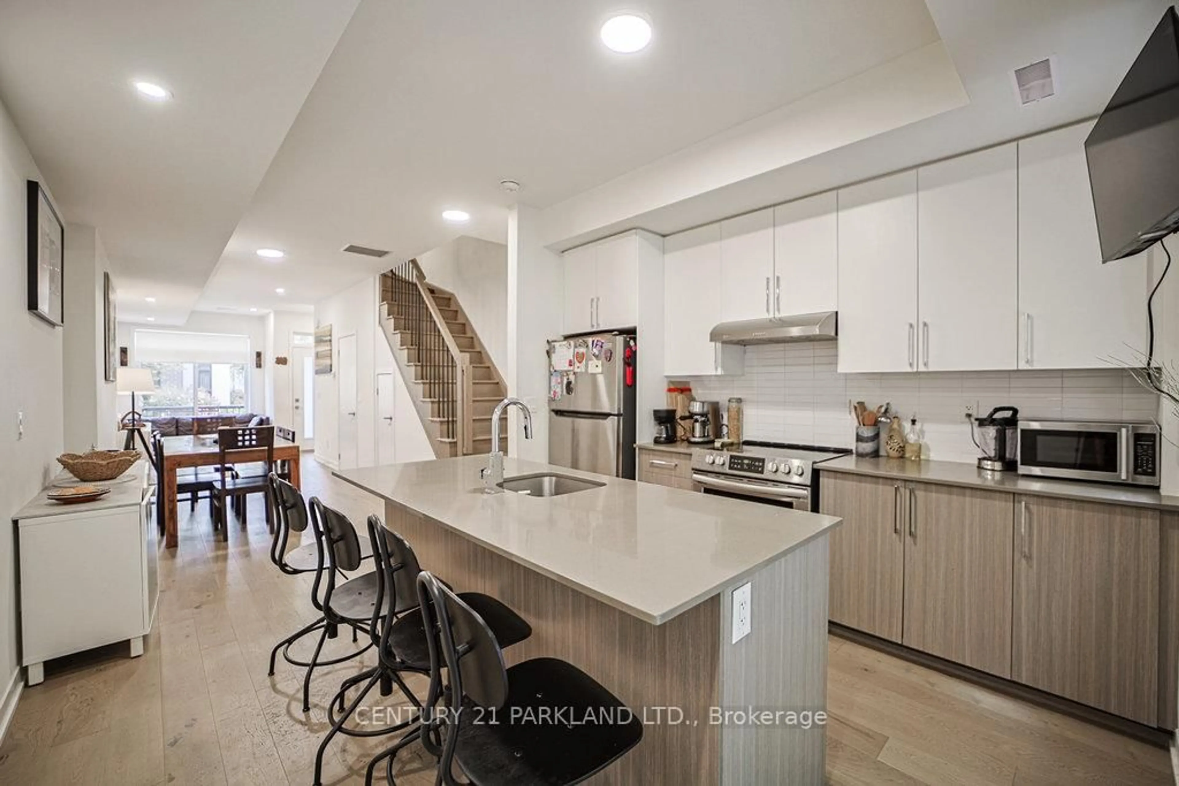 Open concept kitchen, ceramic/tile floor for 110 Canon Jackson Dr #102, Toronto Ontario M6M 3Z4