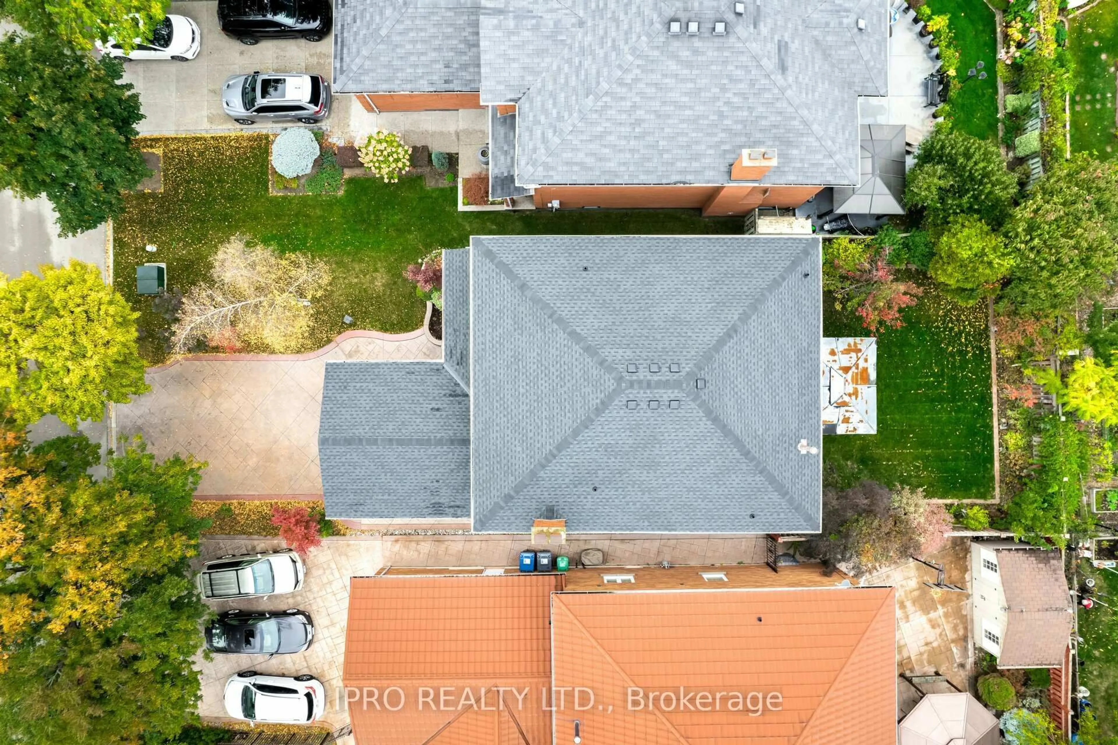 A pic from outside/outdoor area/front of a property/back of a property/a pic from drone, street for 1136 Springwater Cres, Mississauga Ontario L5V 1G3