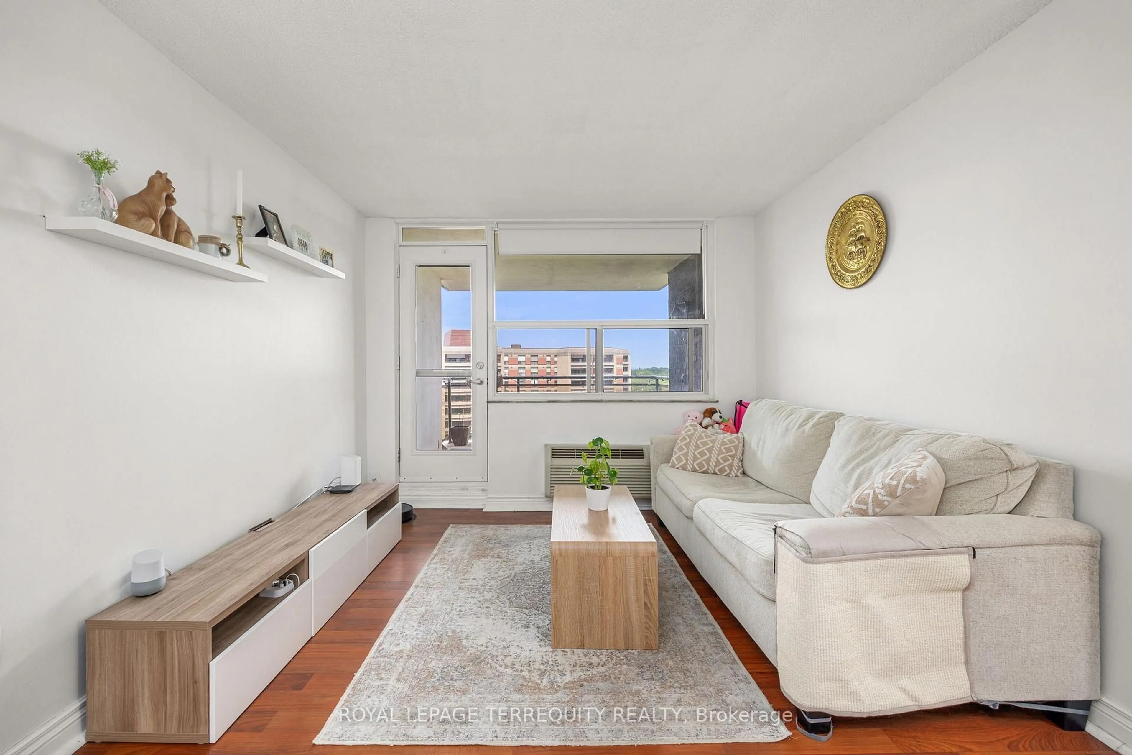 Living room with furniture, wood/laminate floor for 966 Inverhouse Dr #1006, Mississauga Ontario L5J 4B6