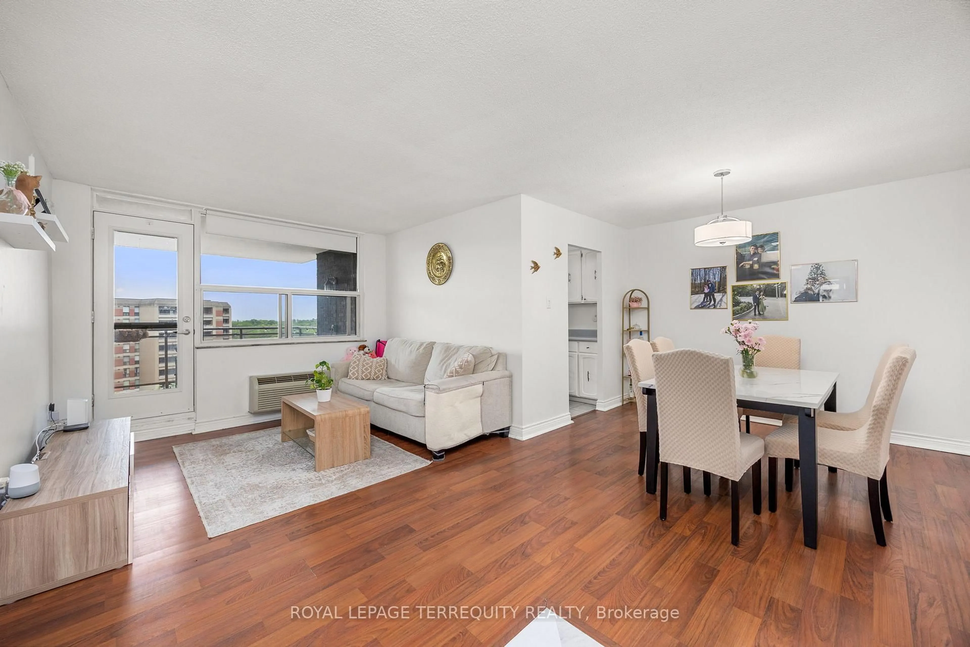 Living room with furniture, wood/laminate floor for 966 Inverhouse Dr #1006, Mississauga Ontario L5J 4B6