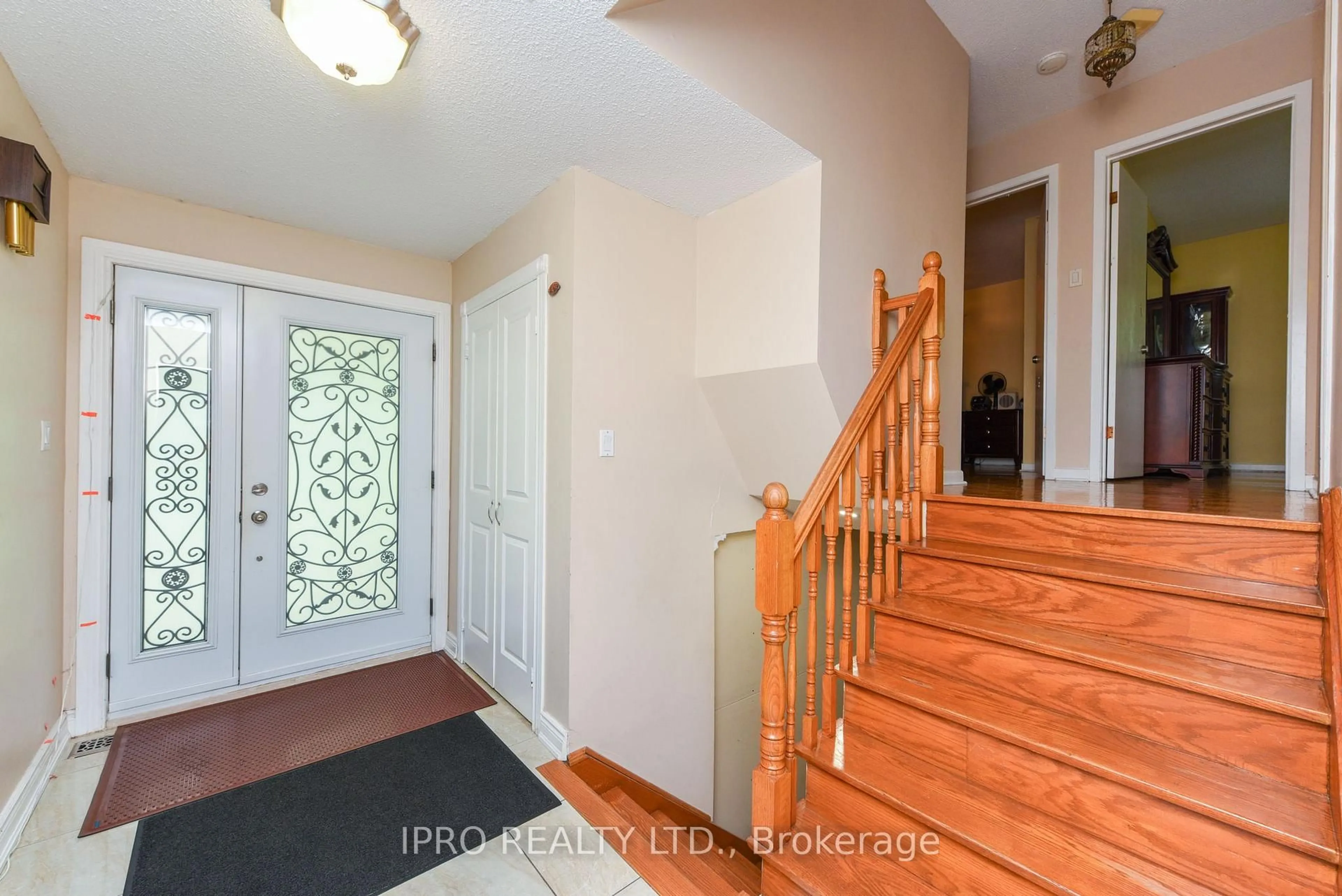 Indoor entryway for 43 Marchbank Cres, Brampton Ontario L6S 3A8