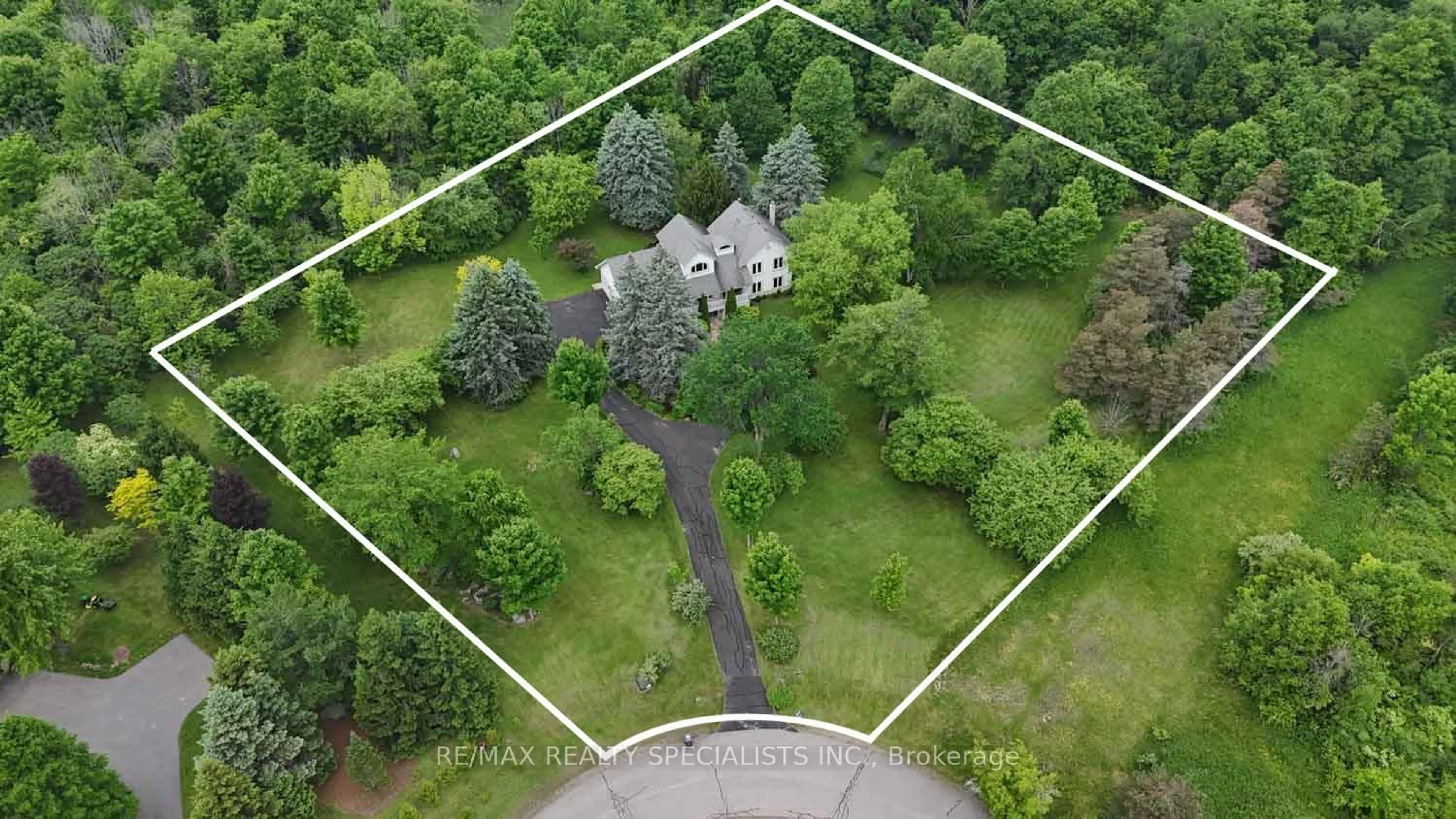 A pic from outside/outdoor area/front of a property/back of a property/a pic from drone, unknown for 16 McCartney Dr, Caledon Ontario L7C 0B6