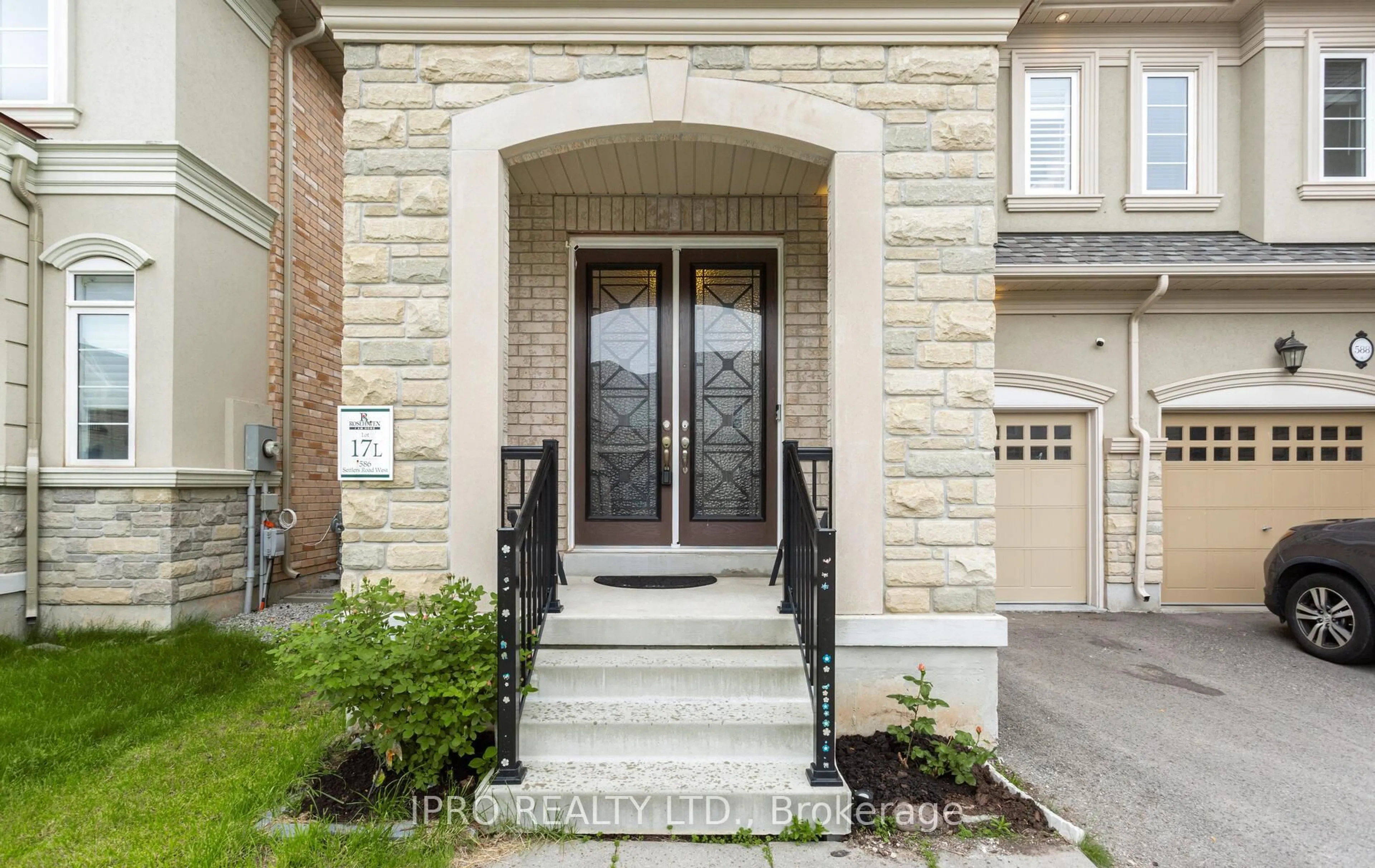 Indoor entryway for 586 Settlers Rd, Oakville Ontario L6M 1N8