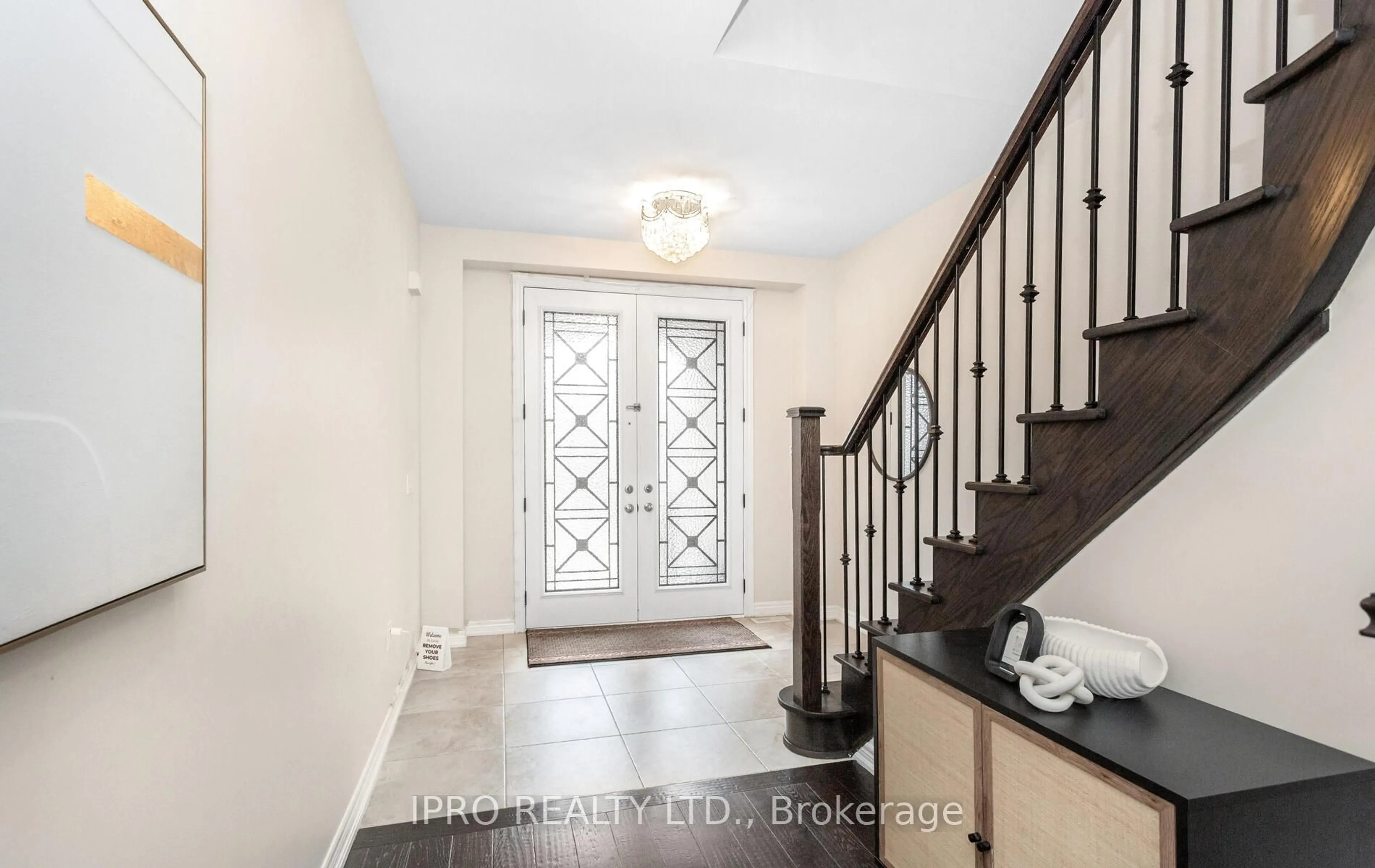 Indoor entryway for 586 Settlers Rd, Oakville Ontario L6M 1N8