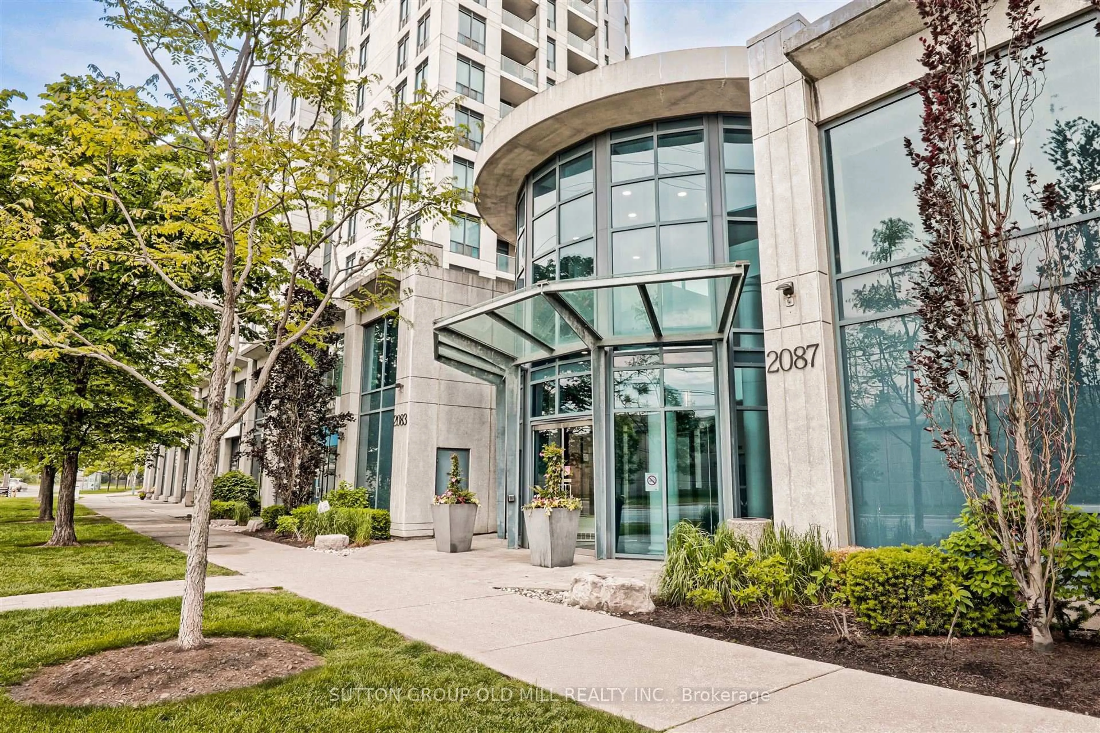 Indoor foyer for 2087 Lake Shore Blvd #305, Toronto Ontario M8V 4G3