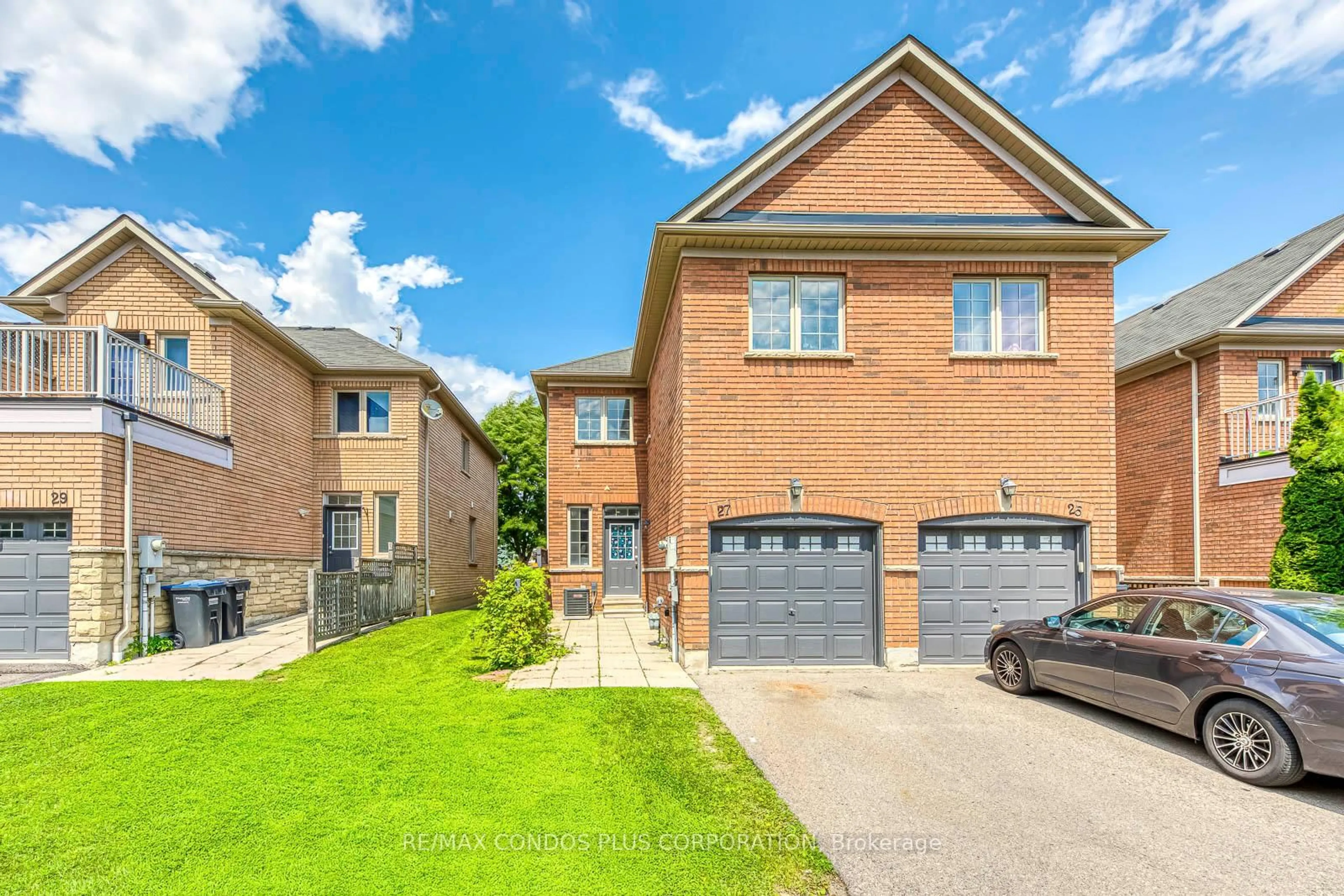 Home with brick exterior material, street for 1015 Galesway Blvd #27, Mississauga Ontario L5V 0A8