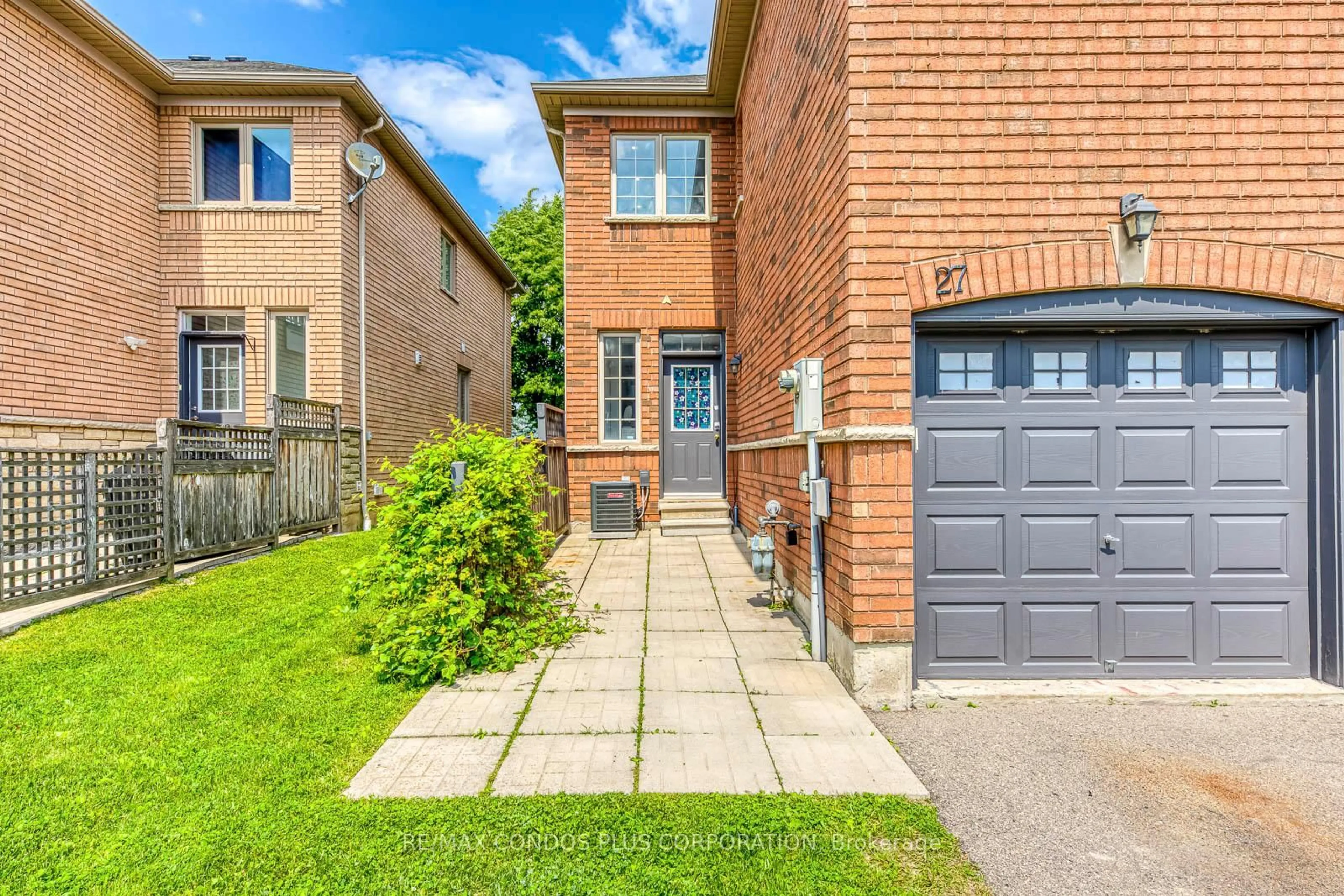 Home with brick exterior material, street for 1015 Galesway Blvd #27, Mississauga Ontario L5V 0A8