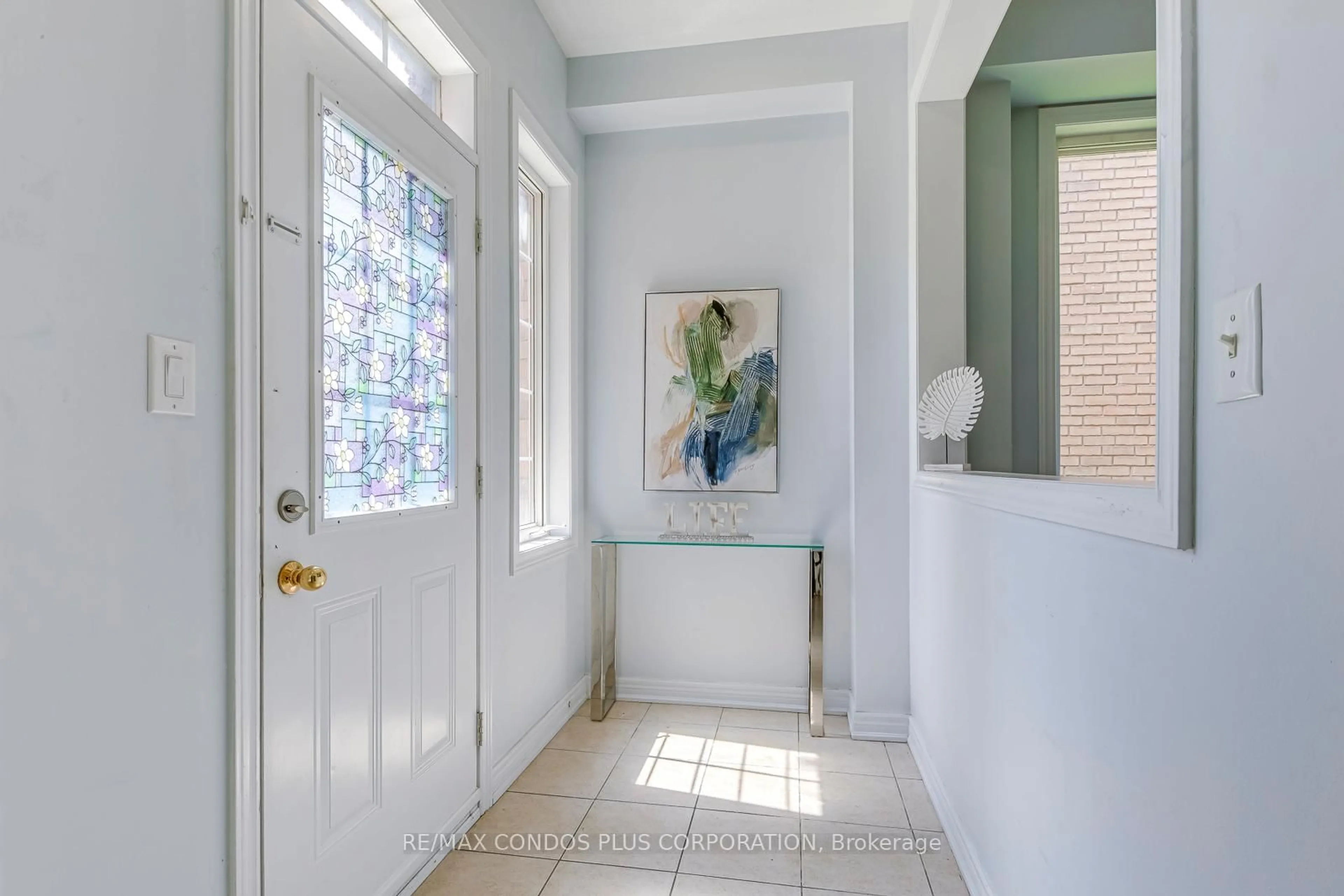 Indoor entryway for 1015 Galesway Blvd #27, Mississauga Ontario L5V 0A8