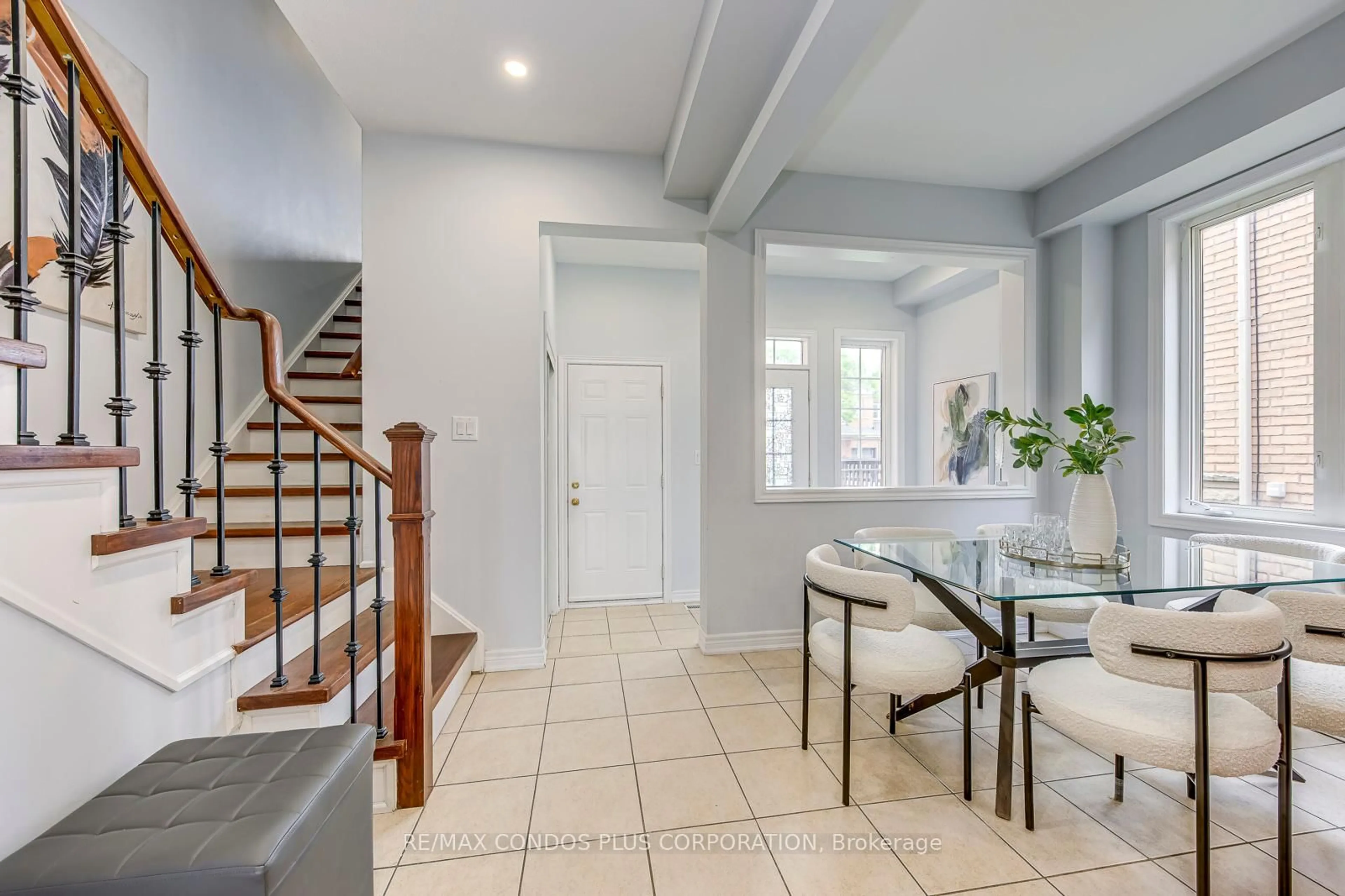 Indoor entryway for 1015 Galesway Blvd #27, Mississauga Ontario L5V 0A8