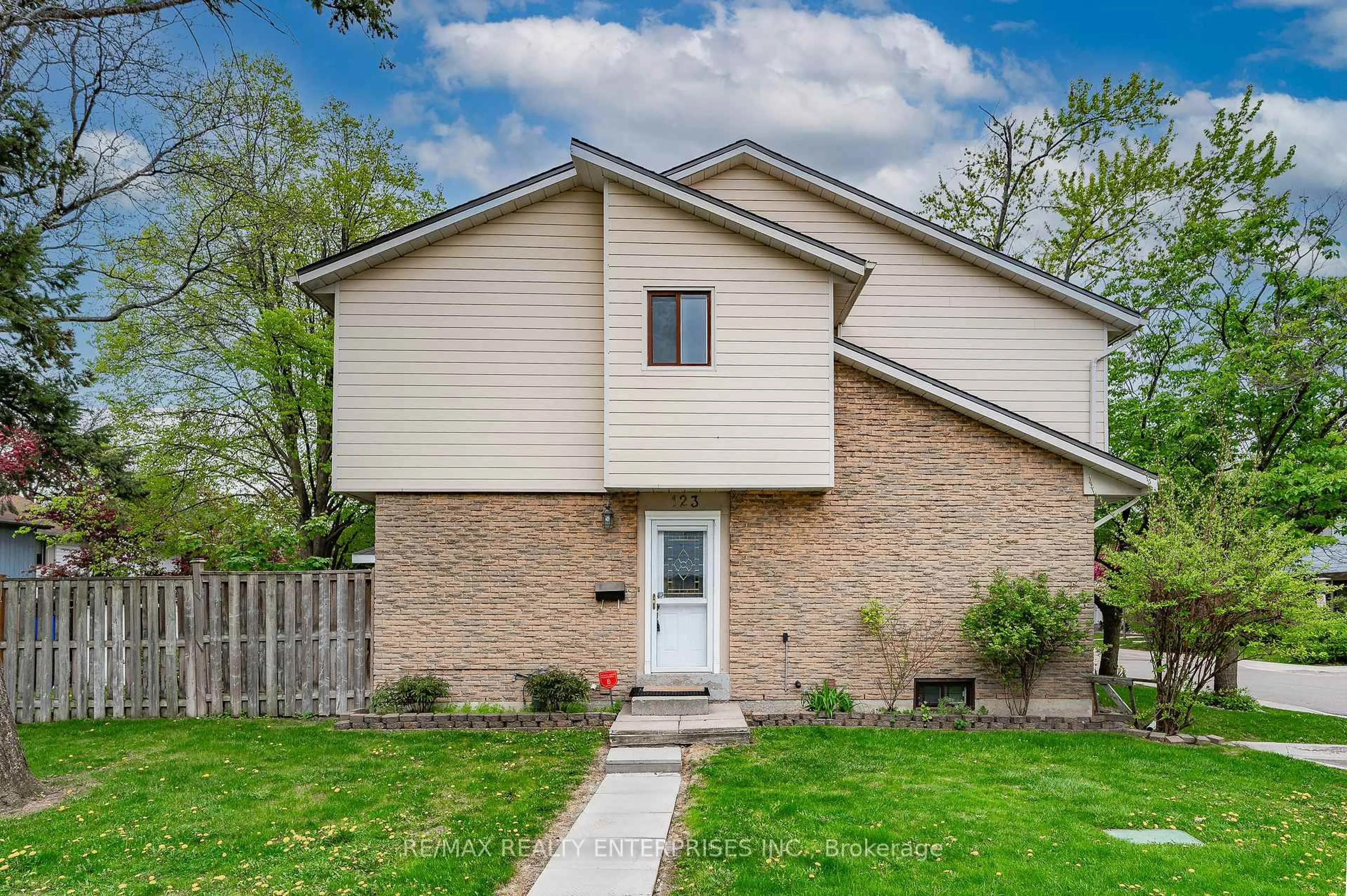 Home with brick exterior material, street for 6540 Falconer Dr #123, Mississauga Ontario L5N 1M1