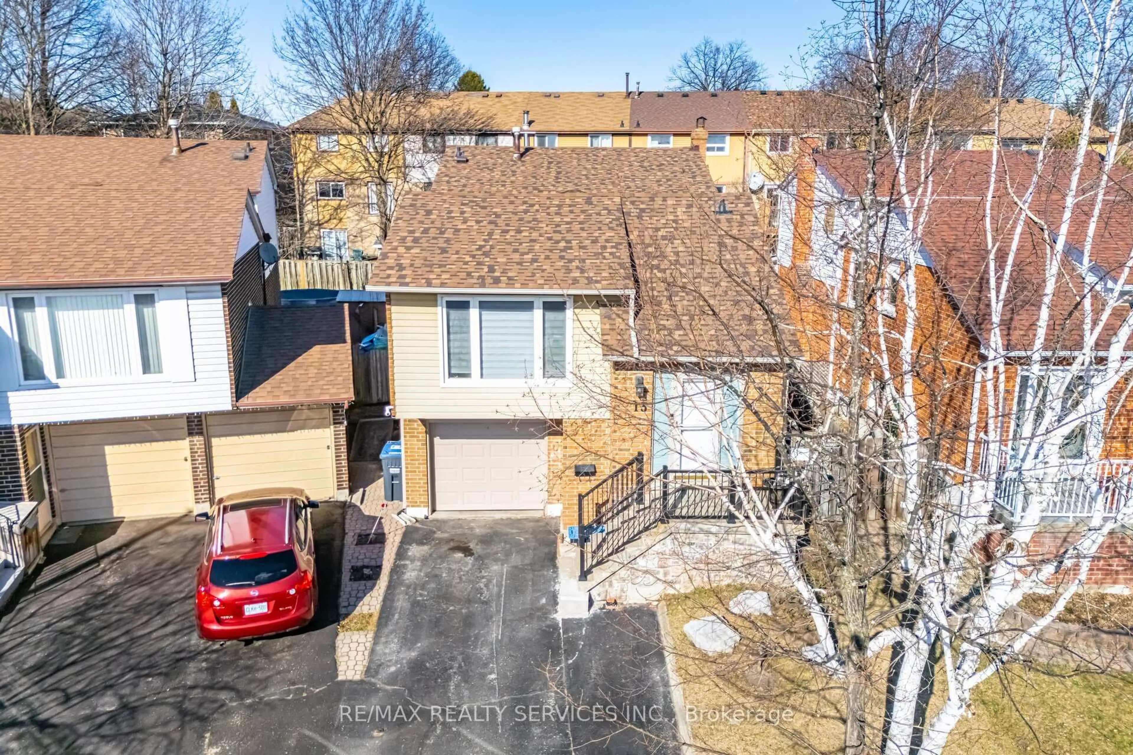 A pic from outside/outdoor area/front of a property/back of a property/a pic from drone, street for 13 Royal Palm Dr, Brampton Ontario L6Z 1P1
