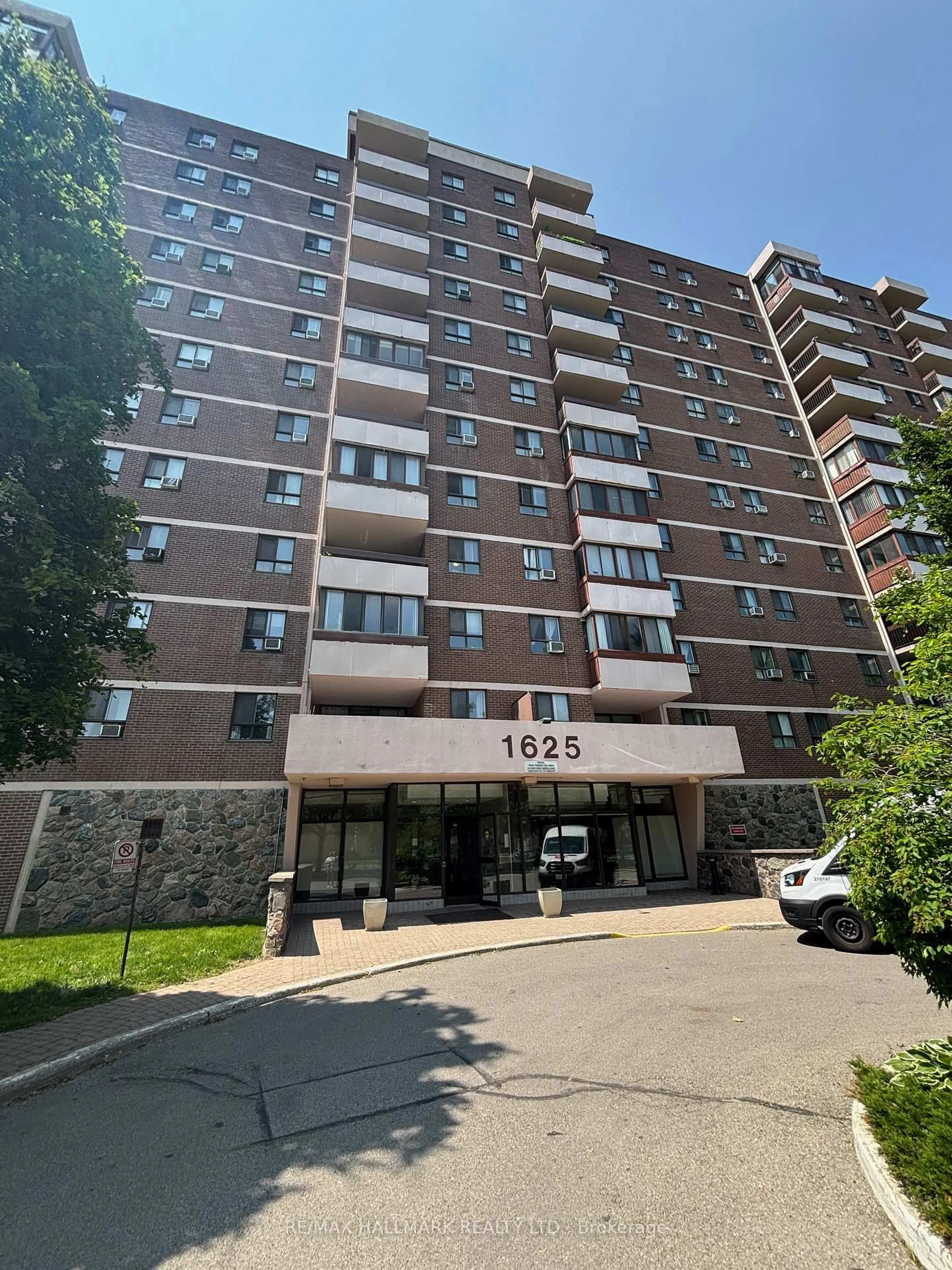 Indoor foyer for 1625 Bloor St #213, Mississauga Ontario L4X 1S3