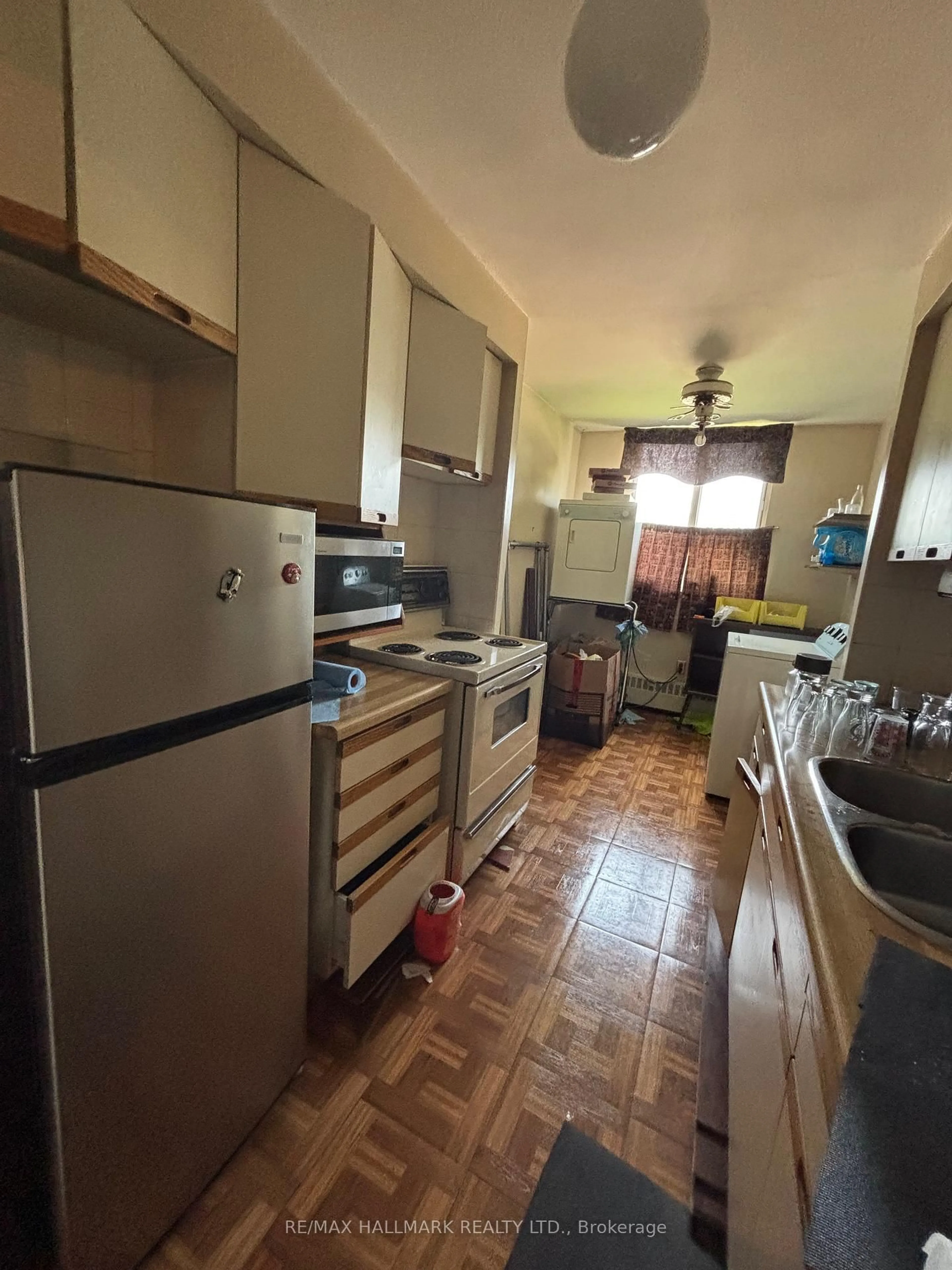 Standard kitchen, unknown for 1625 Bloor St #213, Mississauga Ontario L4X 1S3