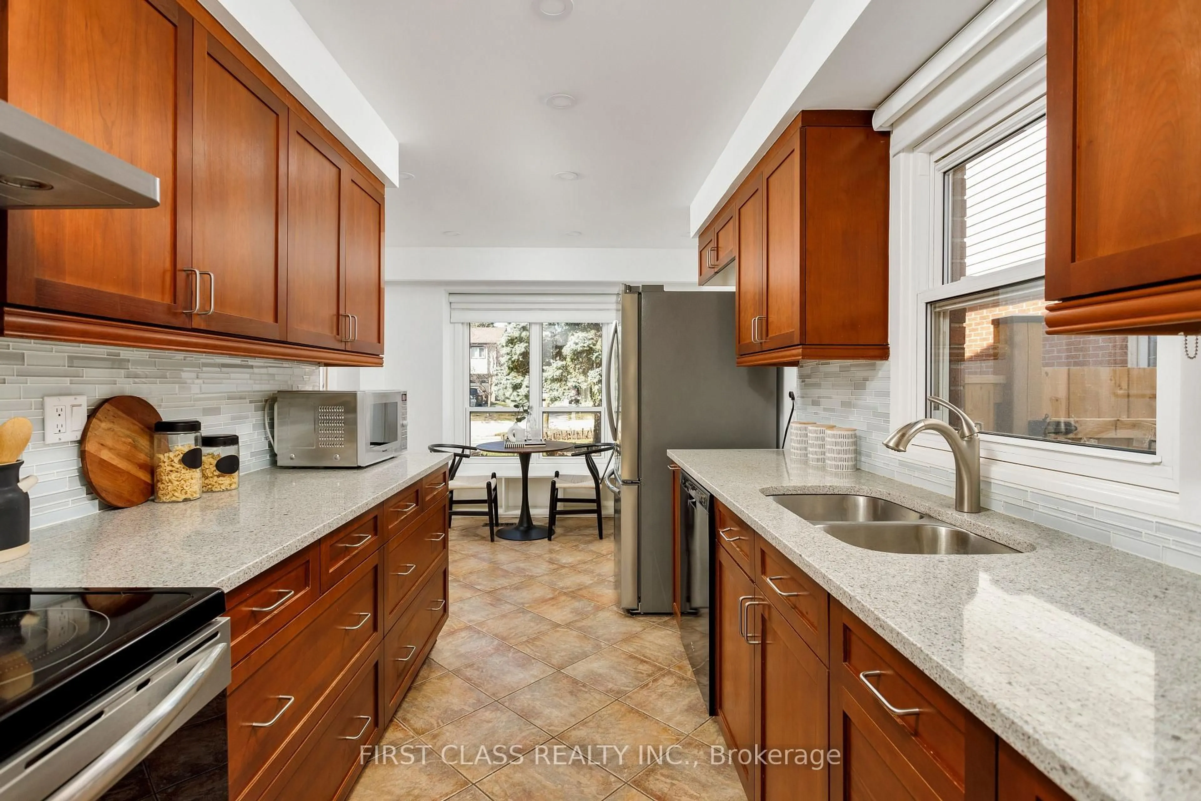 Open concept kitchen, ceramic/tile floor for 4240 TAFFEY Cres, Mississauga Ontario L5L 2J2