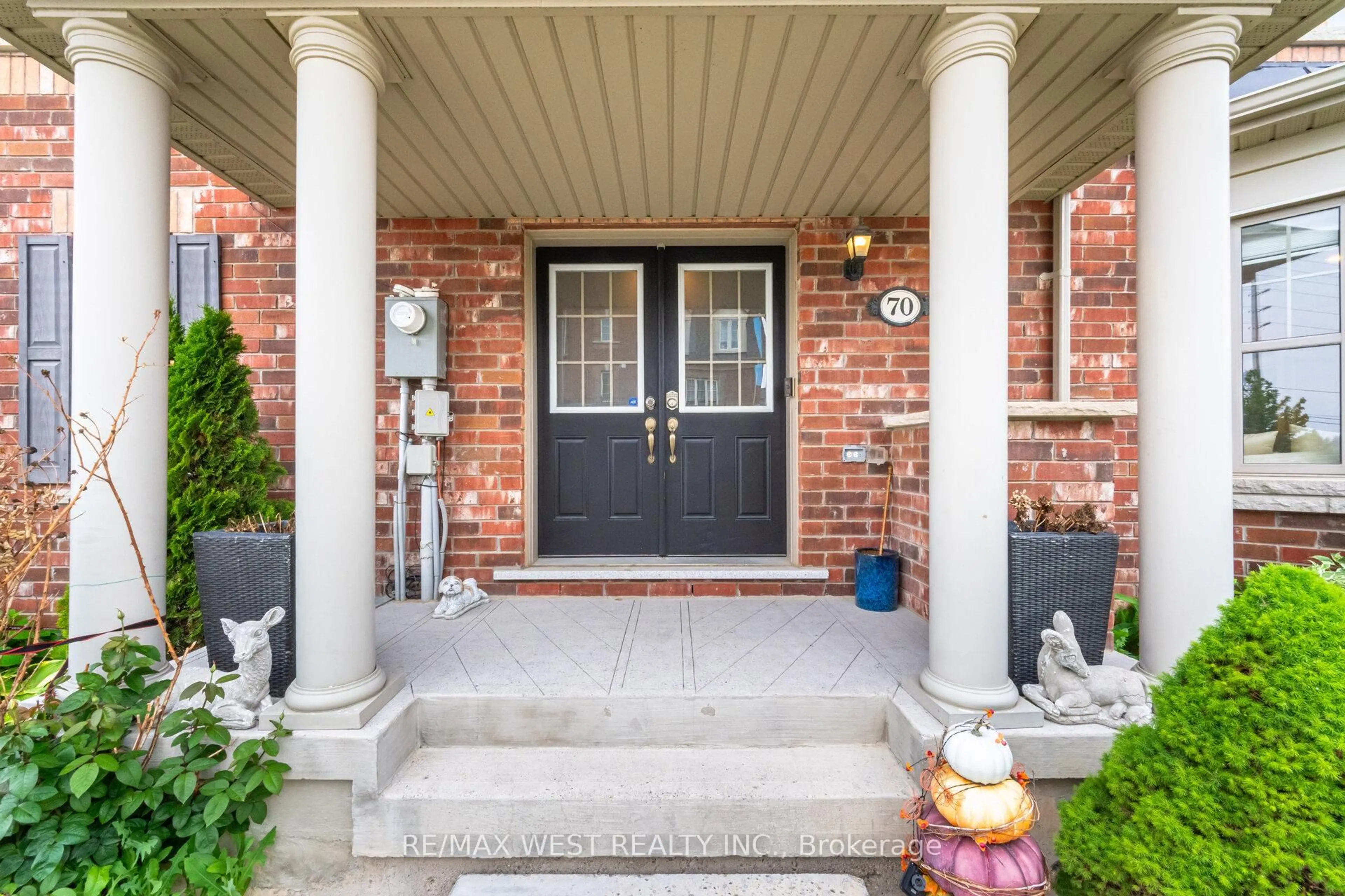Indoor entryway for 70 Hogan Manor Dr, Brampton Ontario L7A 4V3