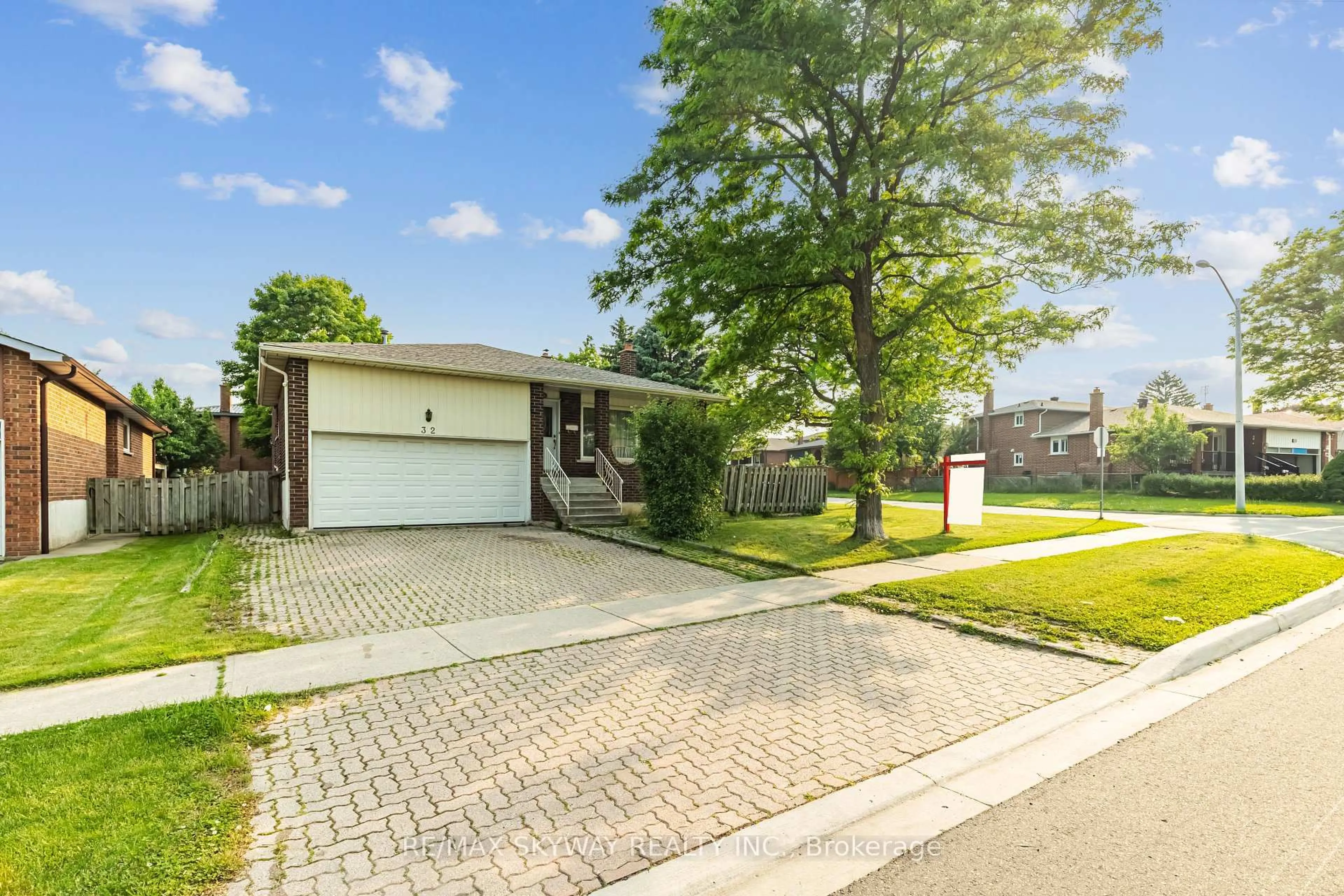 Home with brick exterior material, street for 32 Maitland St, Brampton Ontario L6S 3B8