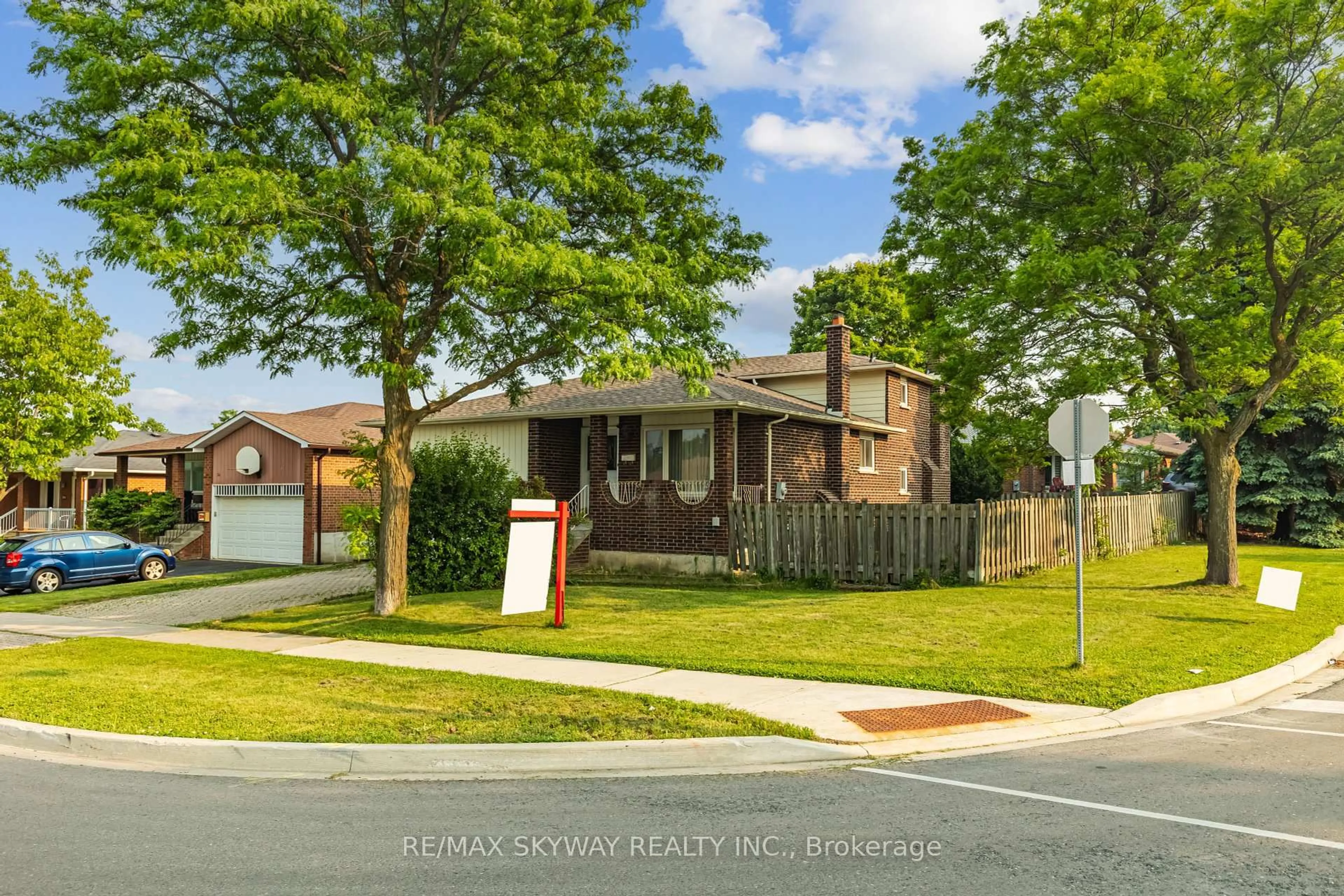 Home with brick exterior material, street for 32 Maitland St, Brampton Ontario L6S 3B8