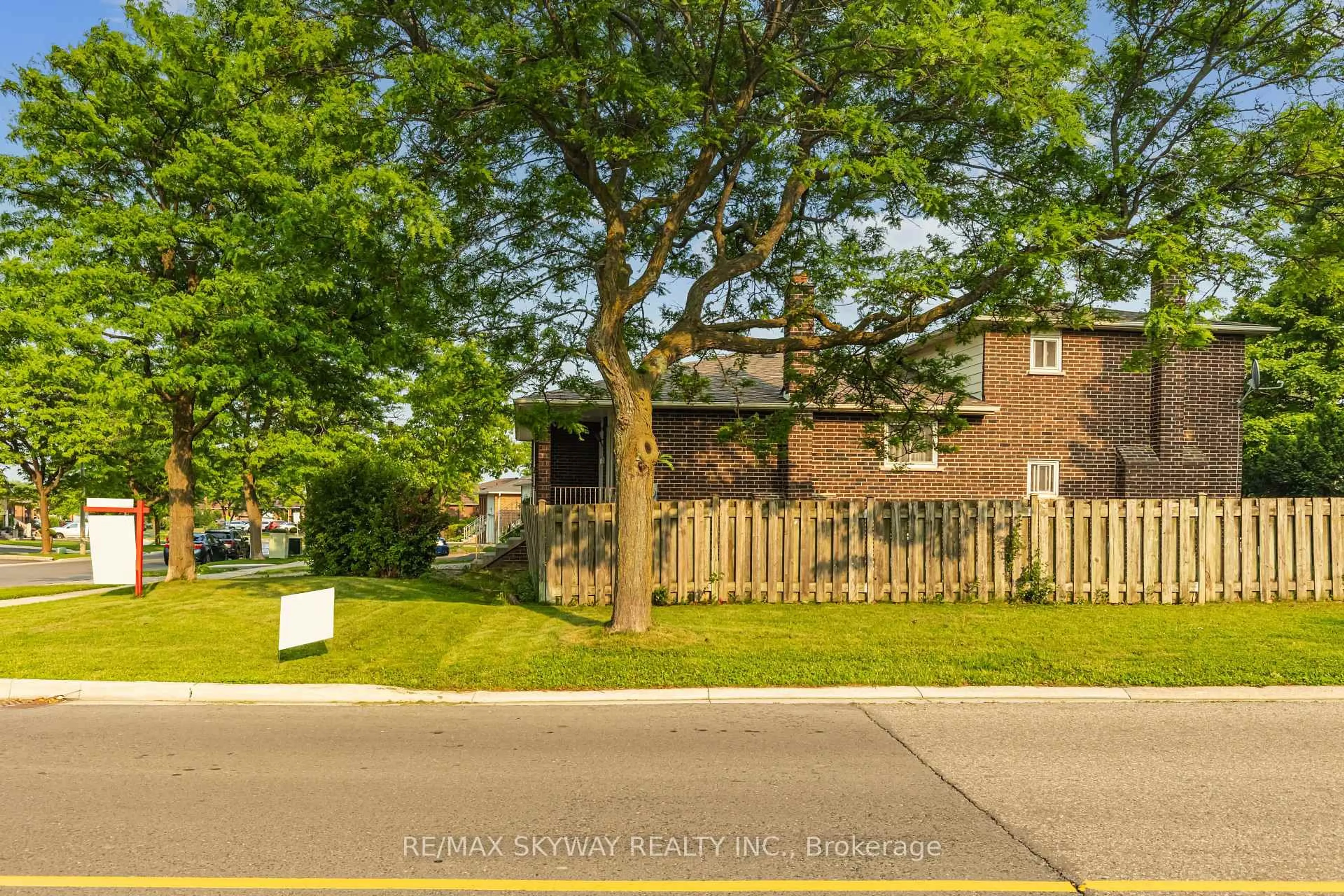 Unknown for 32 Maitland St, Brampton Ontario L6S 3B8