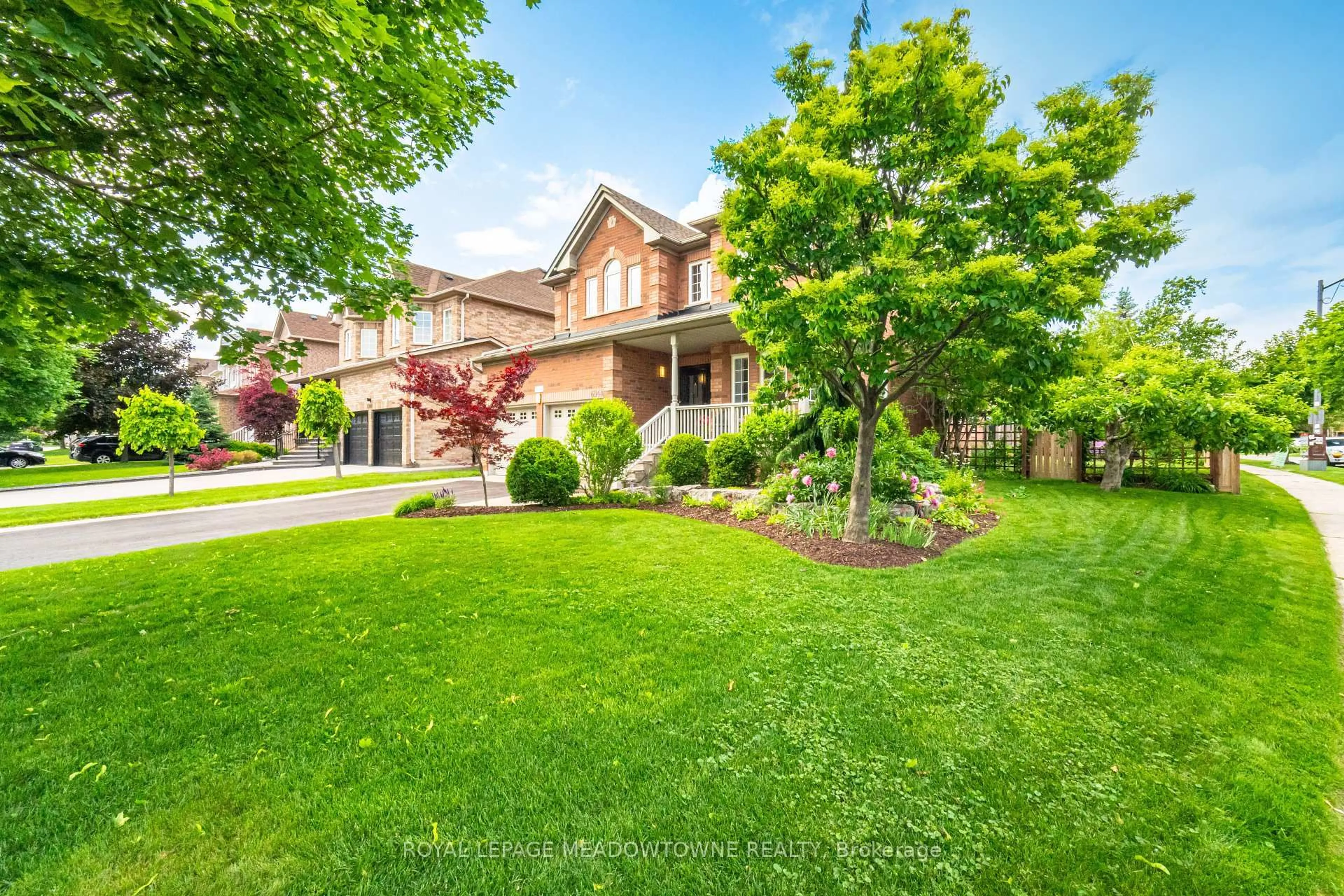 A pic from outside/outdoor area/front of a property/back of a property/a pic from drone, street for 6944 Johnson Wagon Cres, Mississauga Ontario L5W 1B2