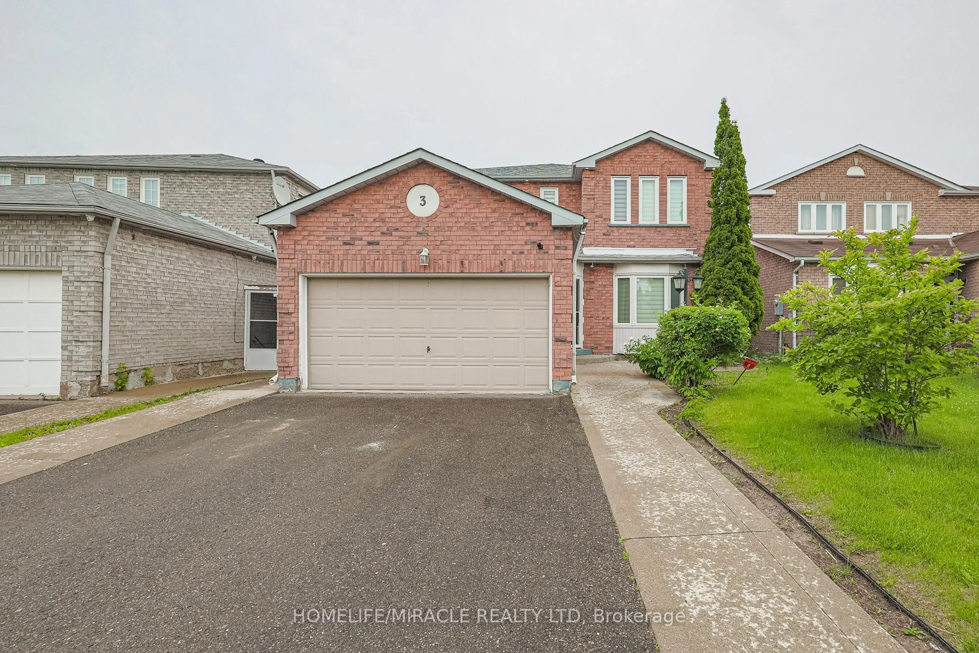 A pic from outside/outdoor area/front of a property/back of a property/a pic from drone, street for 3 Hawkway Crt, Brampton Ontario L6Y 4K7