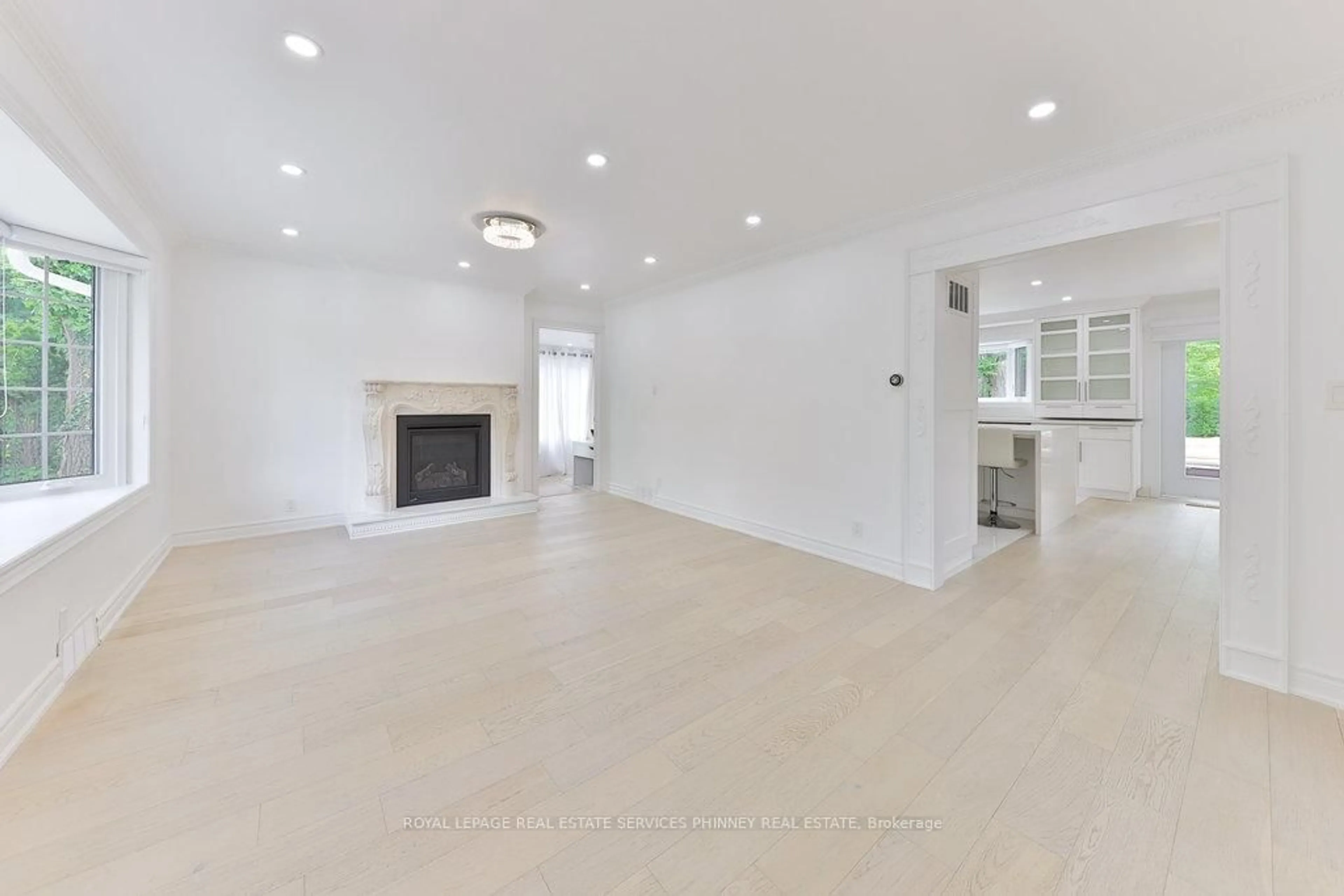 A pic of a room for 1003 Lakeshore Rd, Oakville Ontario L6L 1E7
