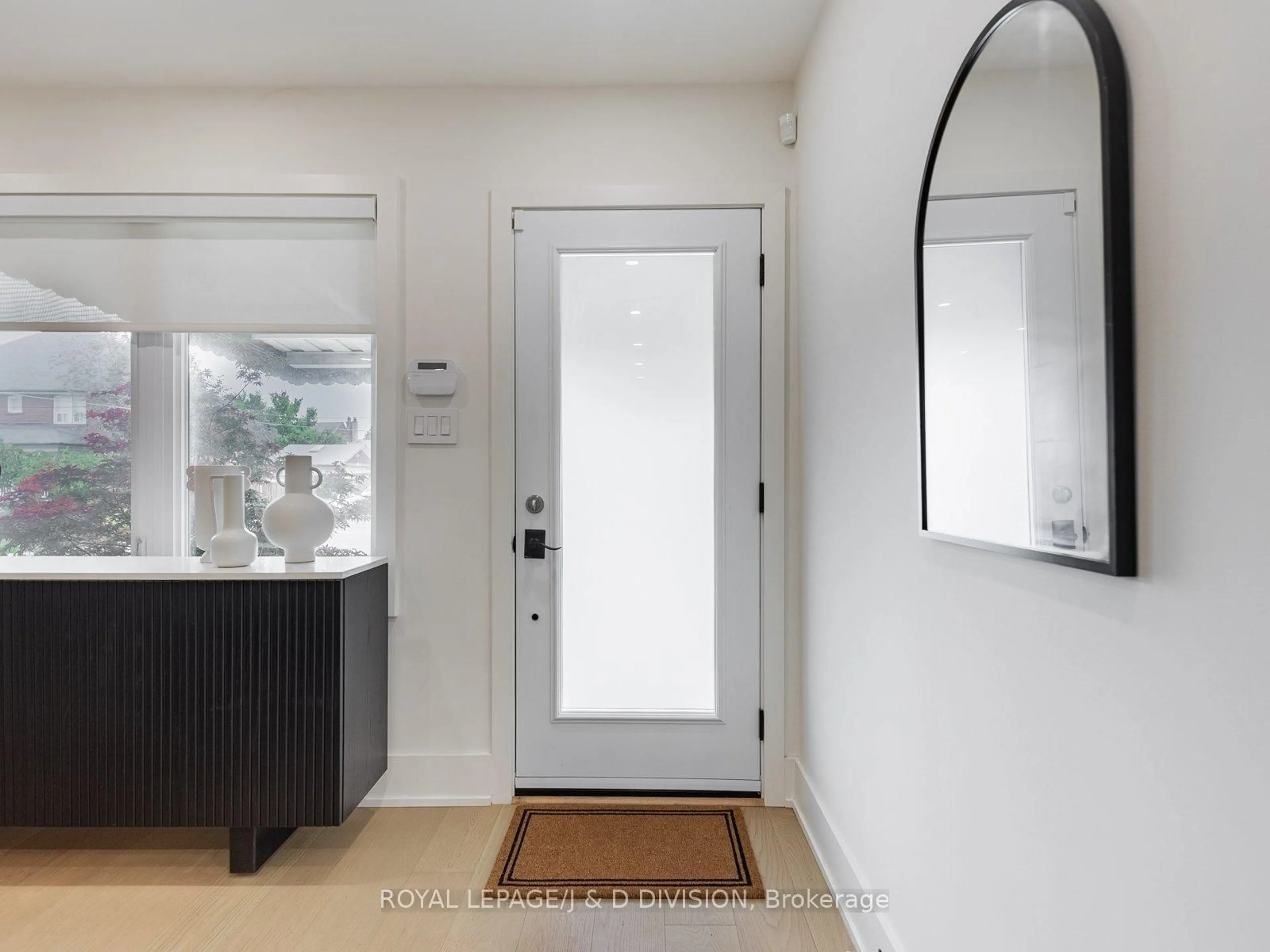 Indoor entryway for 200 Belgravia Ave, Toronto Ontario M6E 2M8