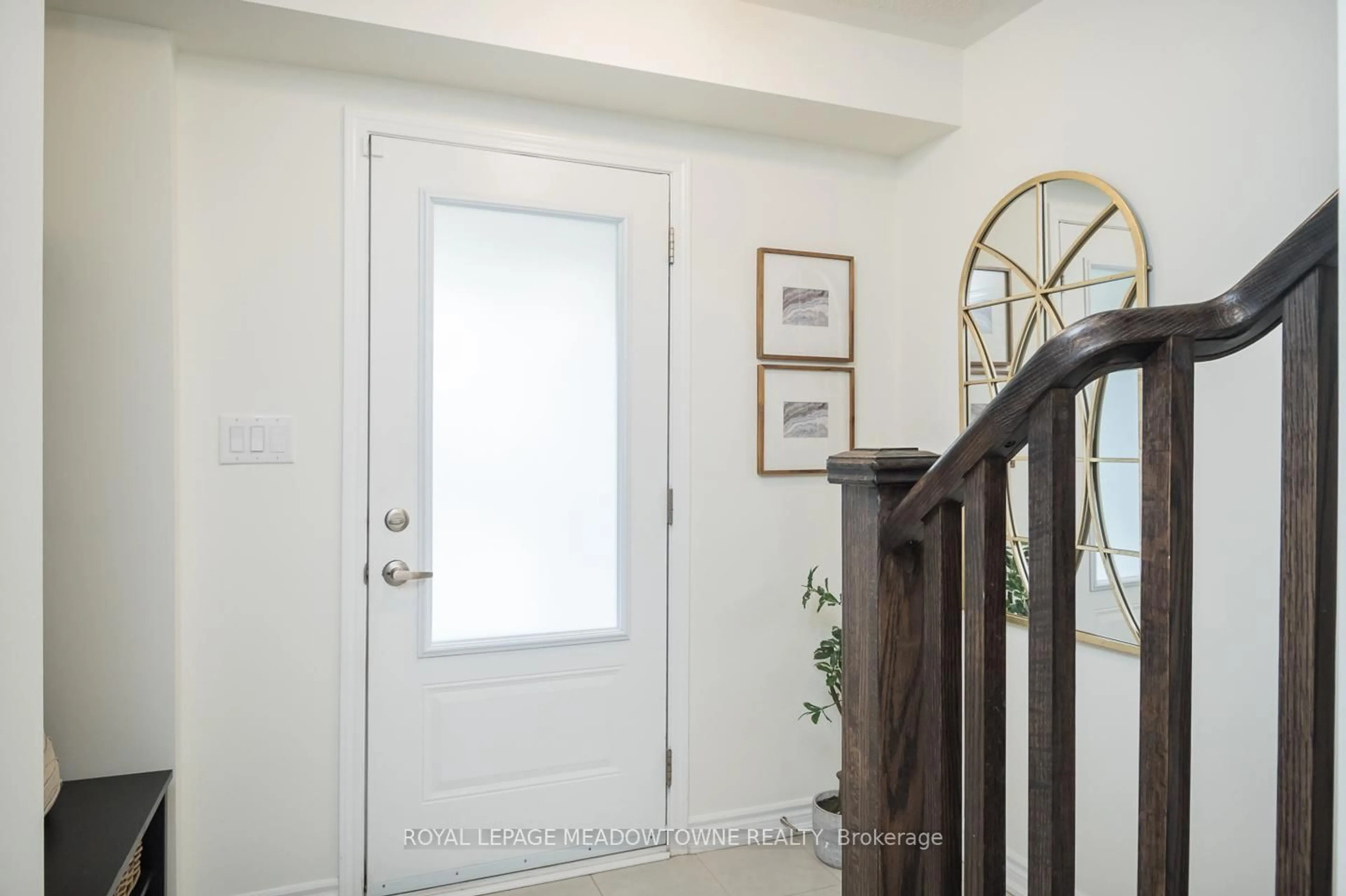 Indoor entryway for 975 Whitlock Ave #53, Milton Ontario L9E 1S9