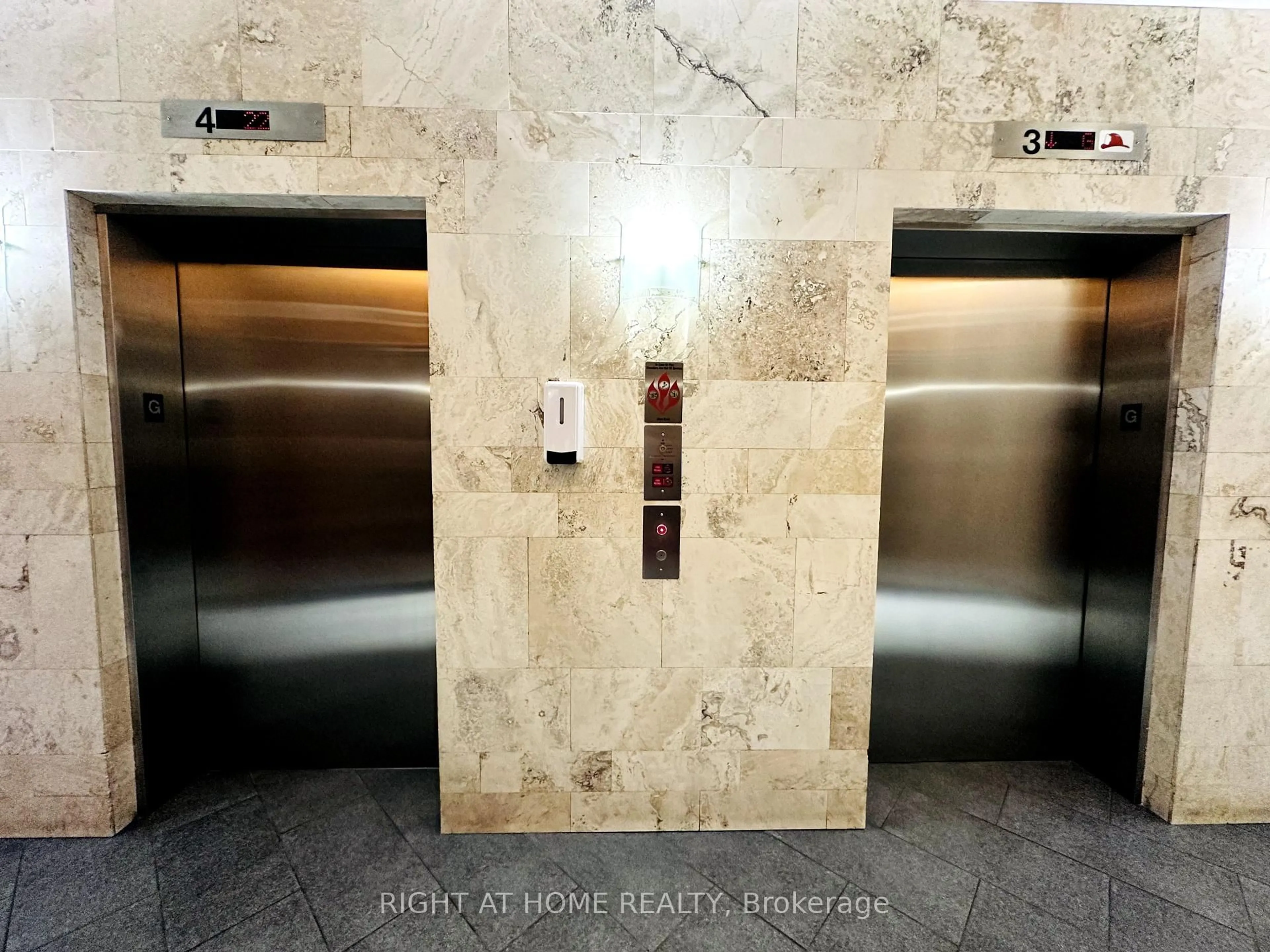 Indoor foyer for 4090 Living Arts Dr #2906, Mississauga Ontario L5B 0C3