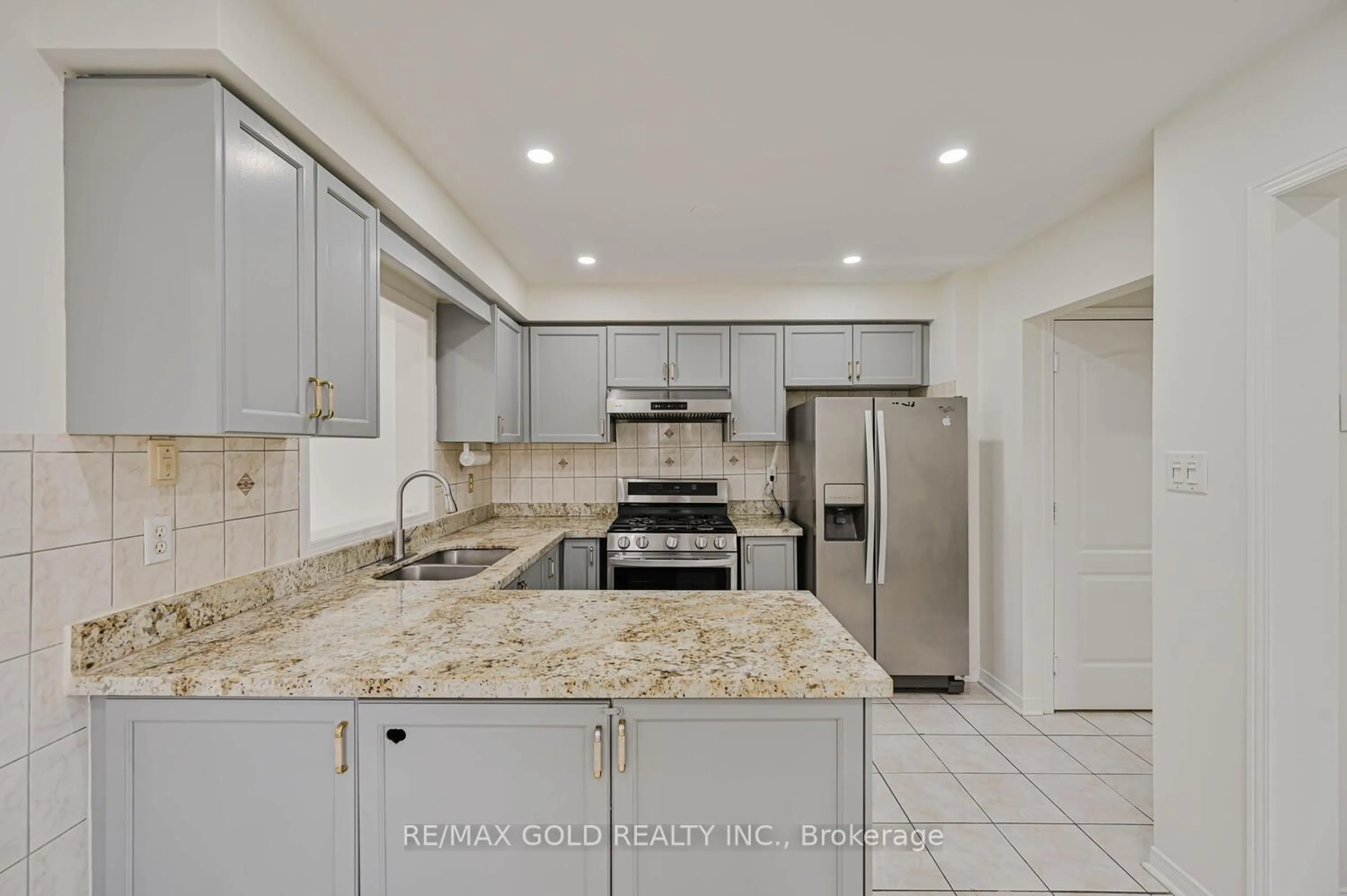 Open concept kitchen, ceramic/tile floor for 142 Sahara Tr, Brampton Ontario L6R 1P6