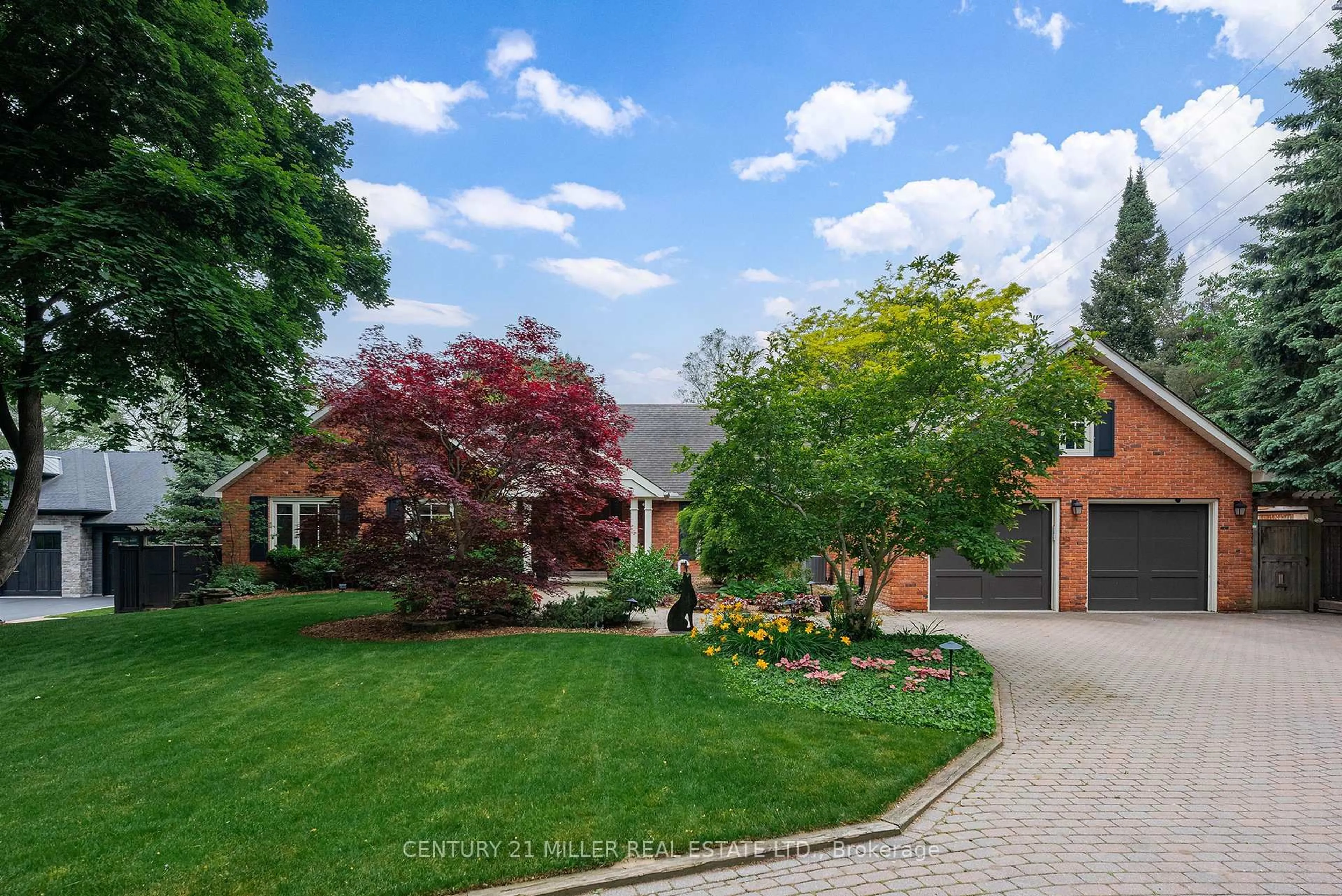 A pic from outside/outdoor area/front of a property/back of a property/a pic from drone, street for 272 Maple Grove Dr, Oakville Ontario L6J 4V5