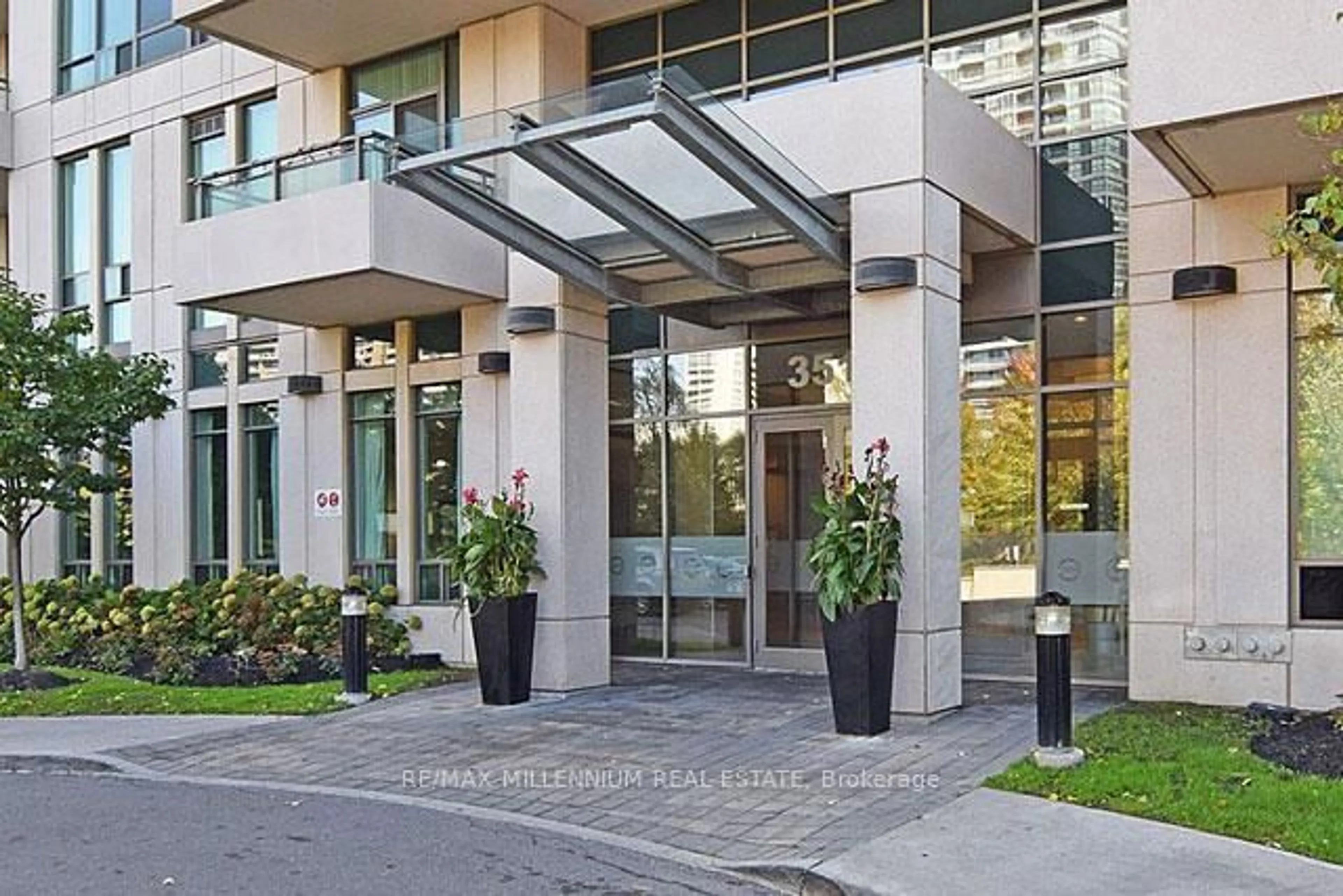 Indoor foyer for 3515 Kariya Dr #315, Mississauga Ontario L5B 0C1