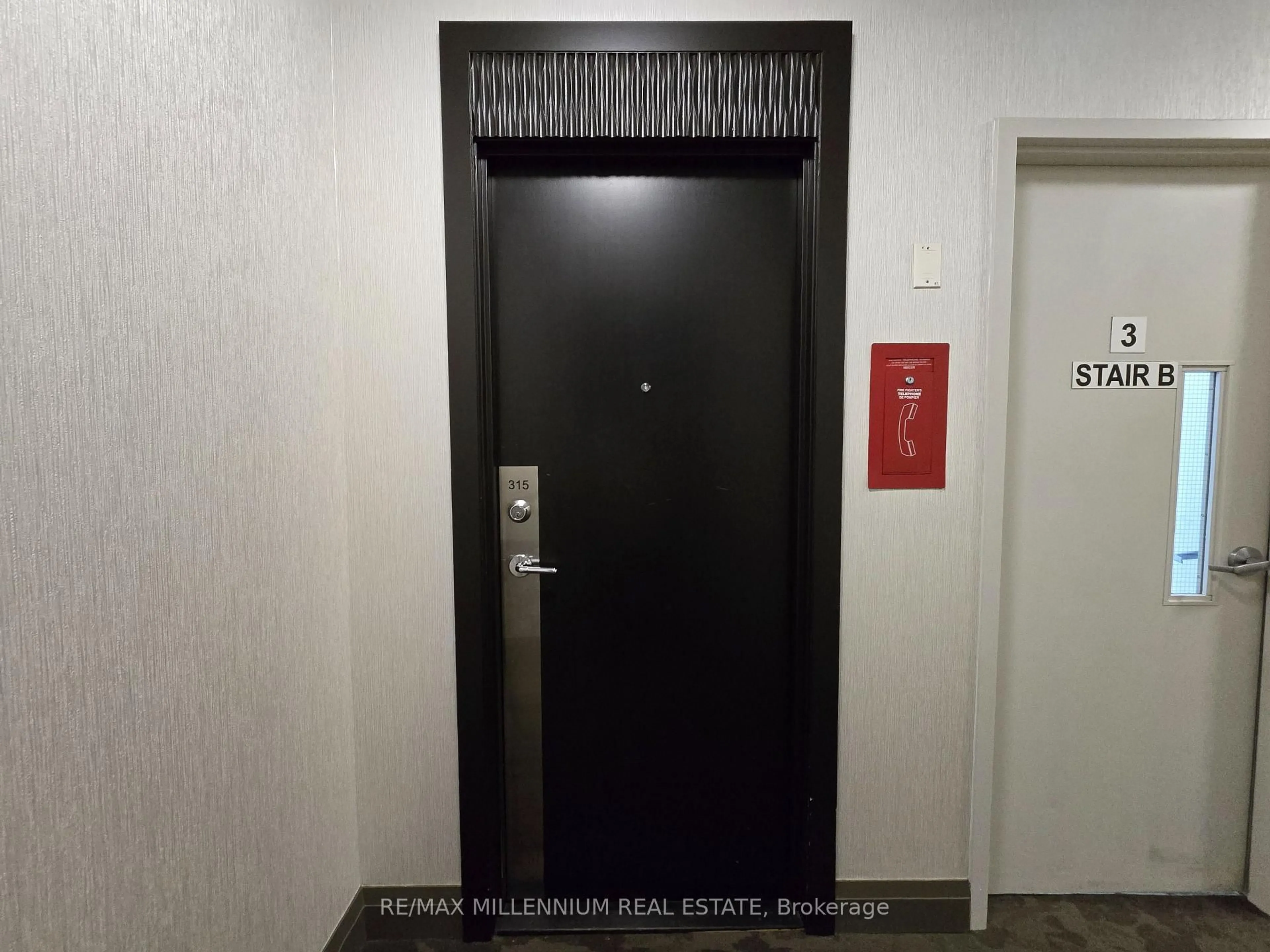 Indoor foyer for 3515 Kariya Dr #315, Mississauga Ontario L5B 0C1