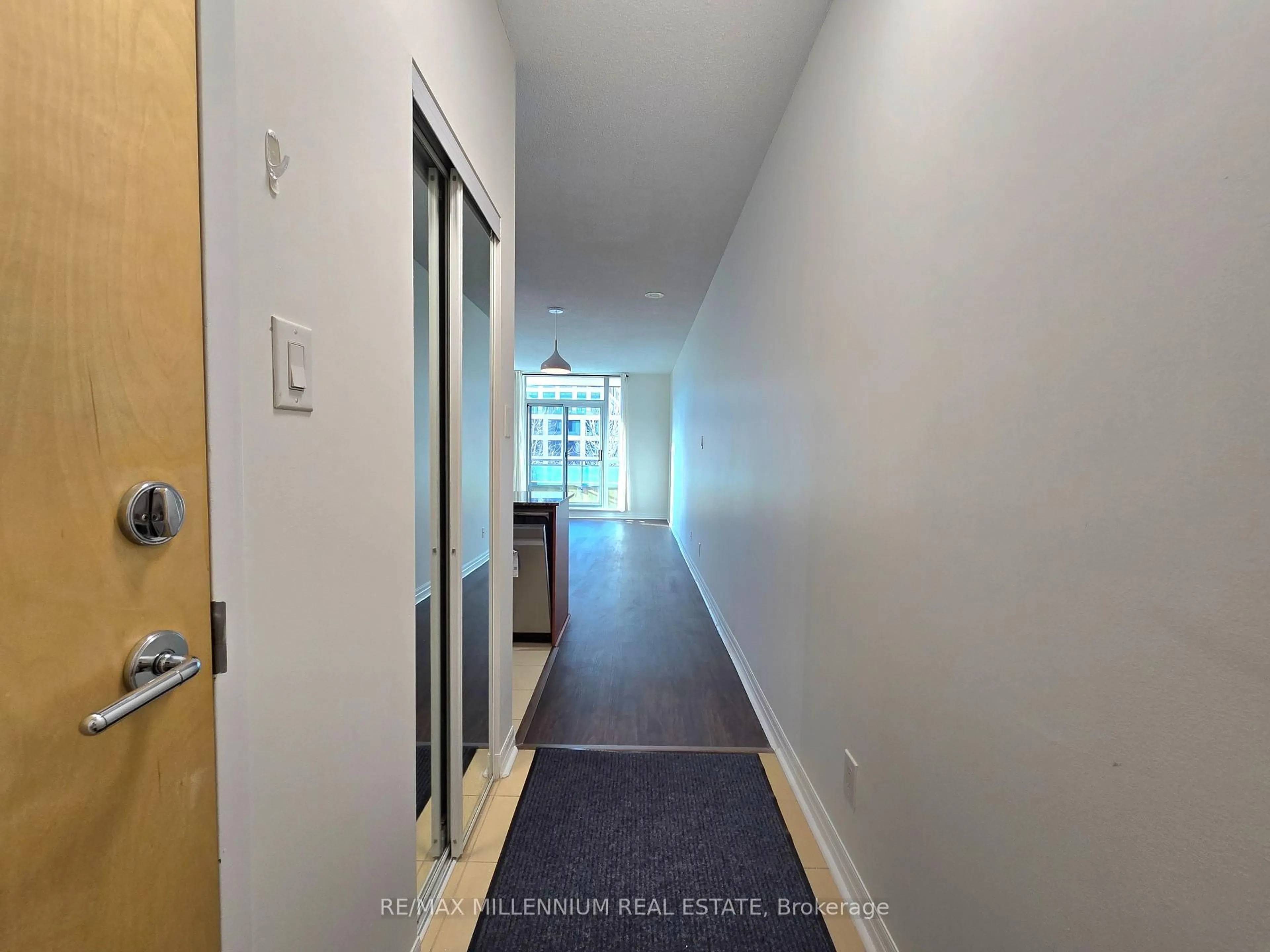 Indoor foyer for 3515 Kariya Dr #315, Mississauga Ontario L5B 0C1