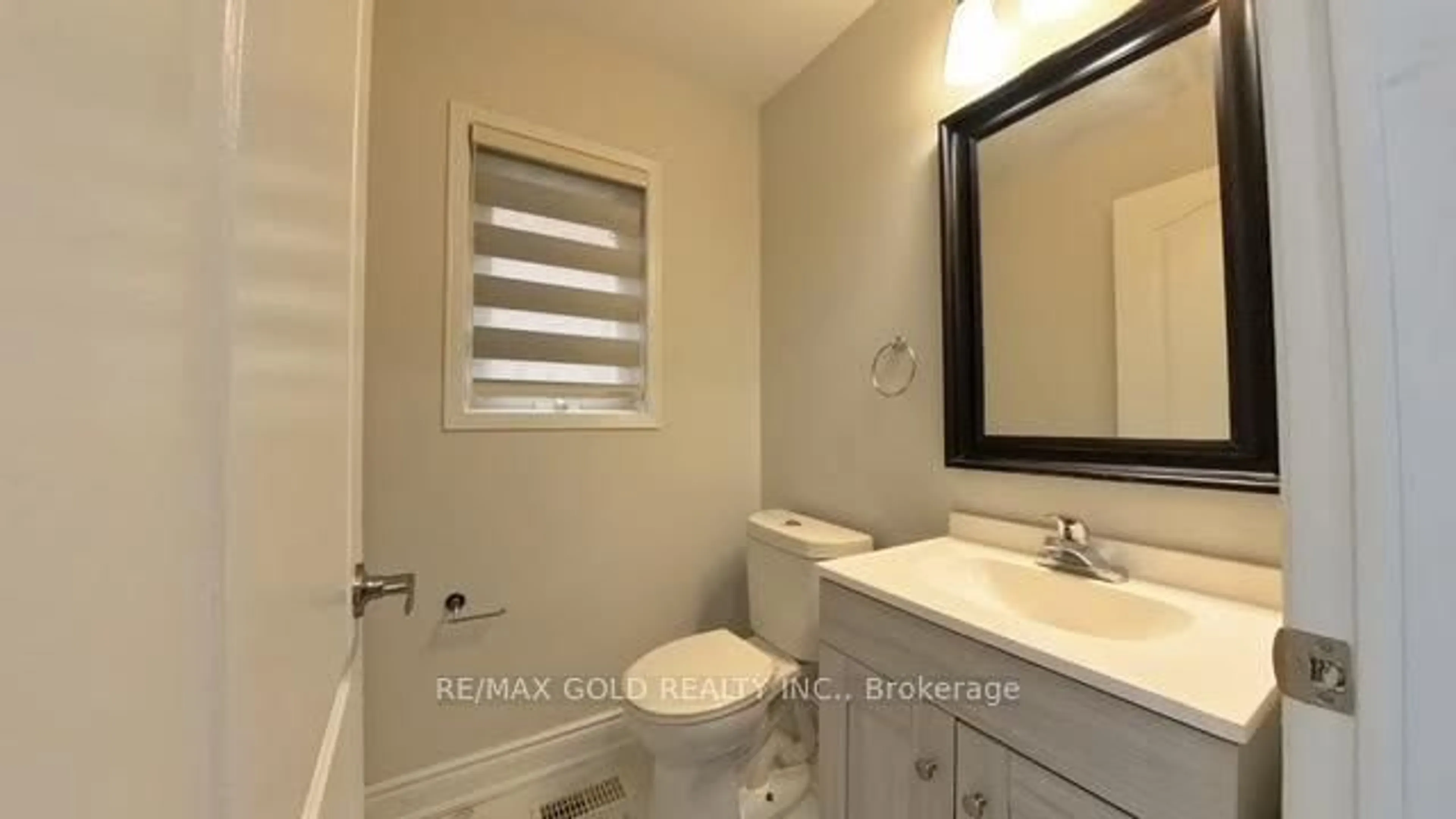 Standard bathroom, ceramic/tile floor for 16 Sestina Crt, Brampton Ontario L6P 1R9