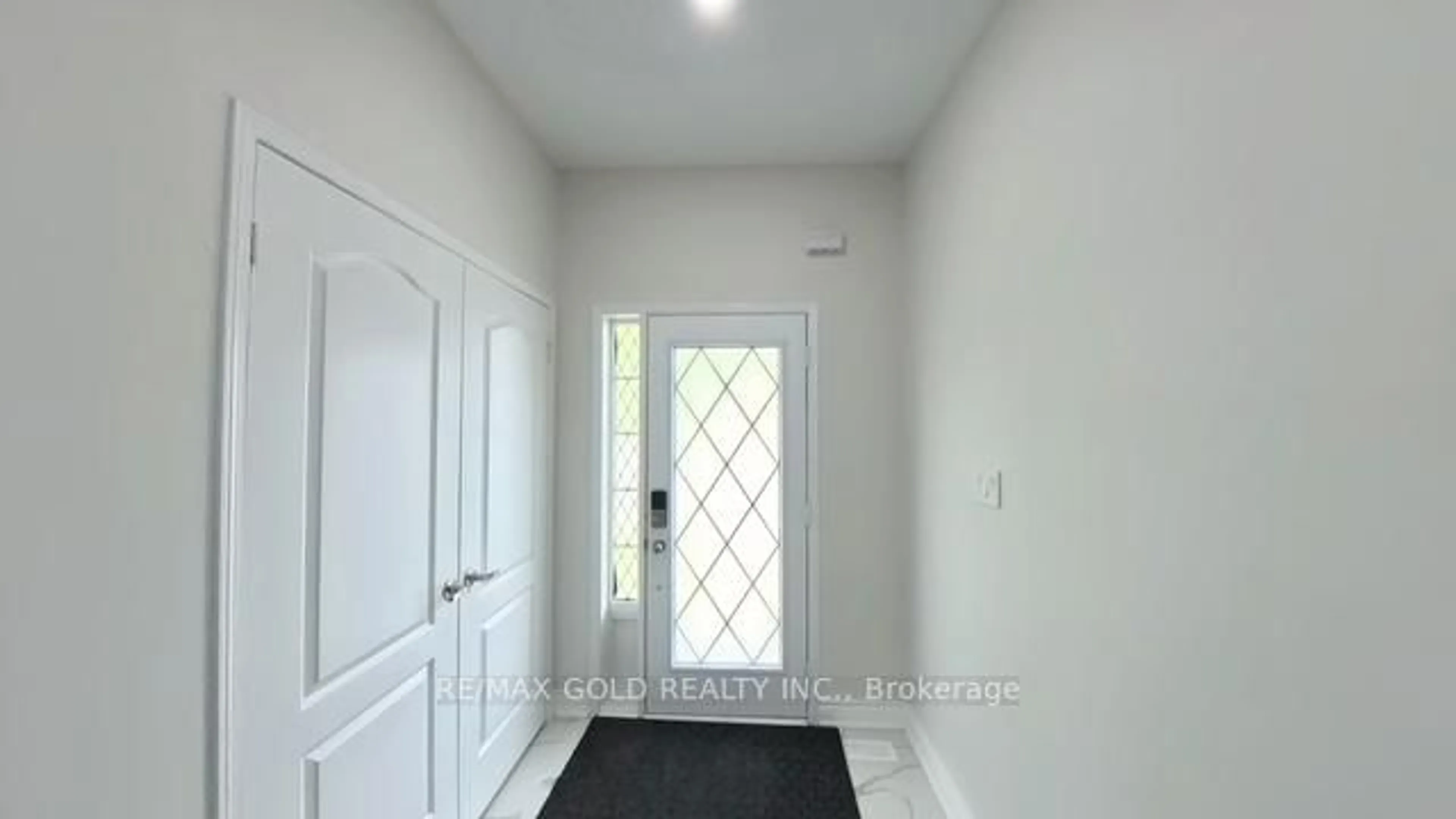 Indoor entryway for 16 Sestina Crt, Brampton Ontario L6P 1R9