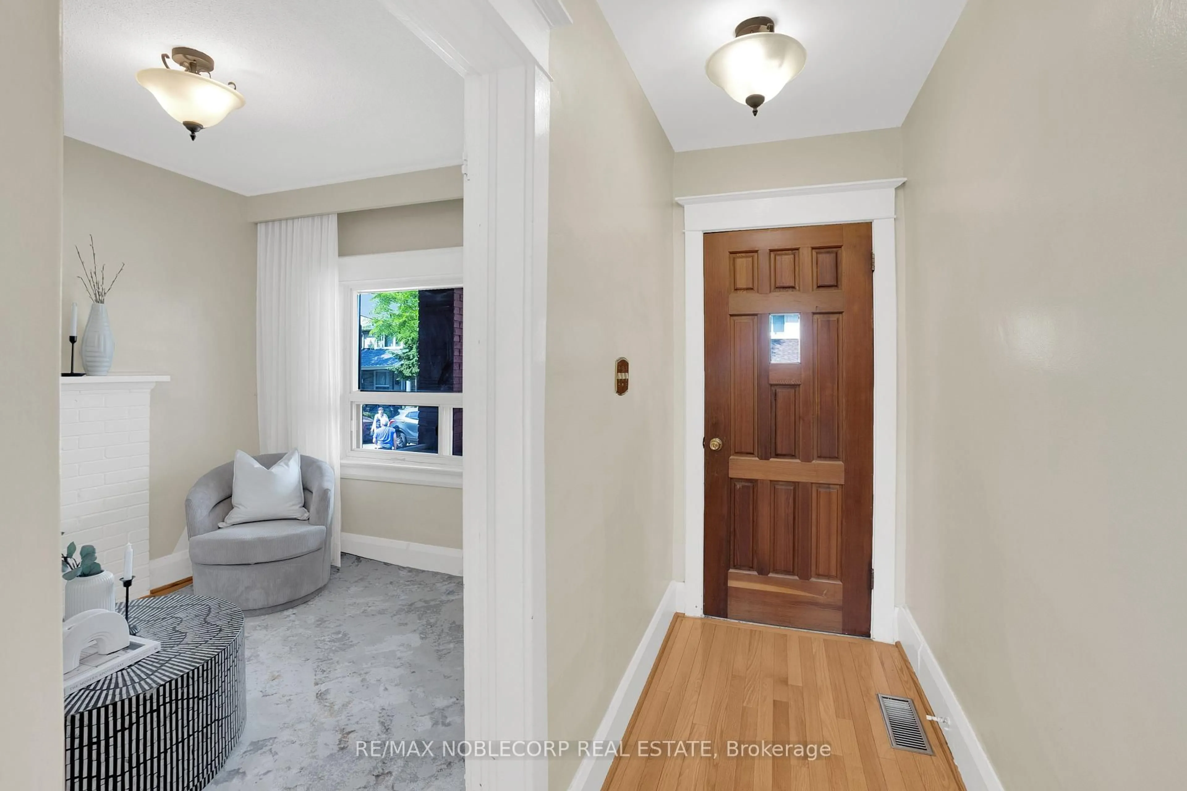 Indoor entryway for 259 Silverthorn Ave, Toronto Ontario M6N 3K2