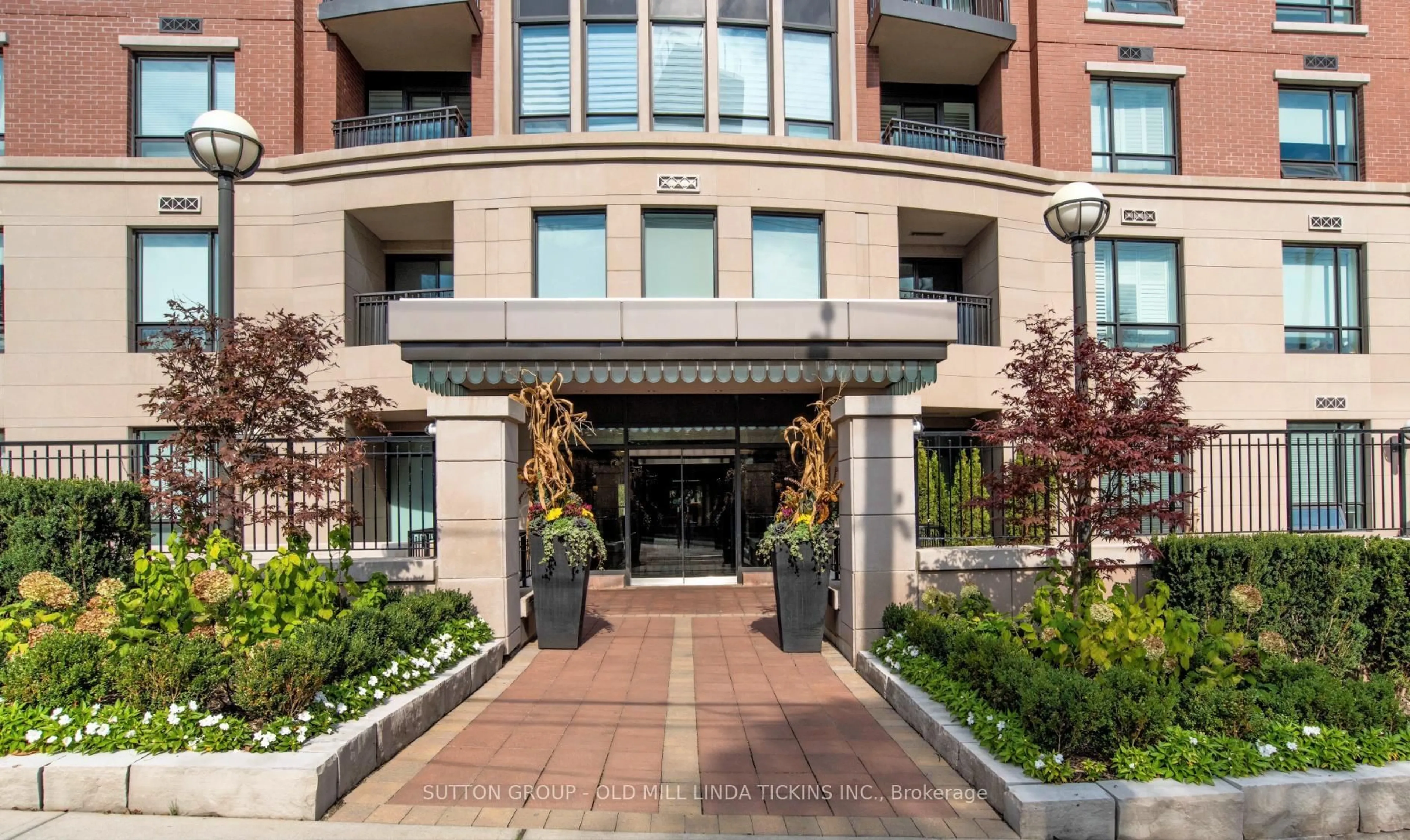 Indoor foyer for 30 Old Mill Rd #1004, Toronto Ontario M8X 0A5