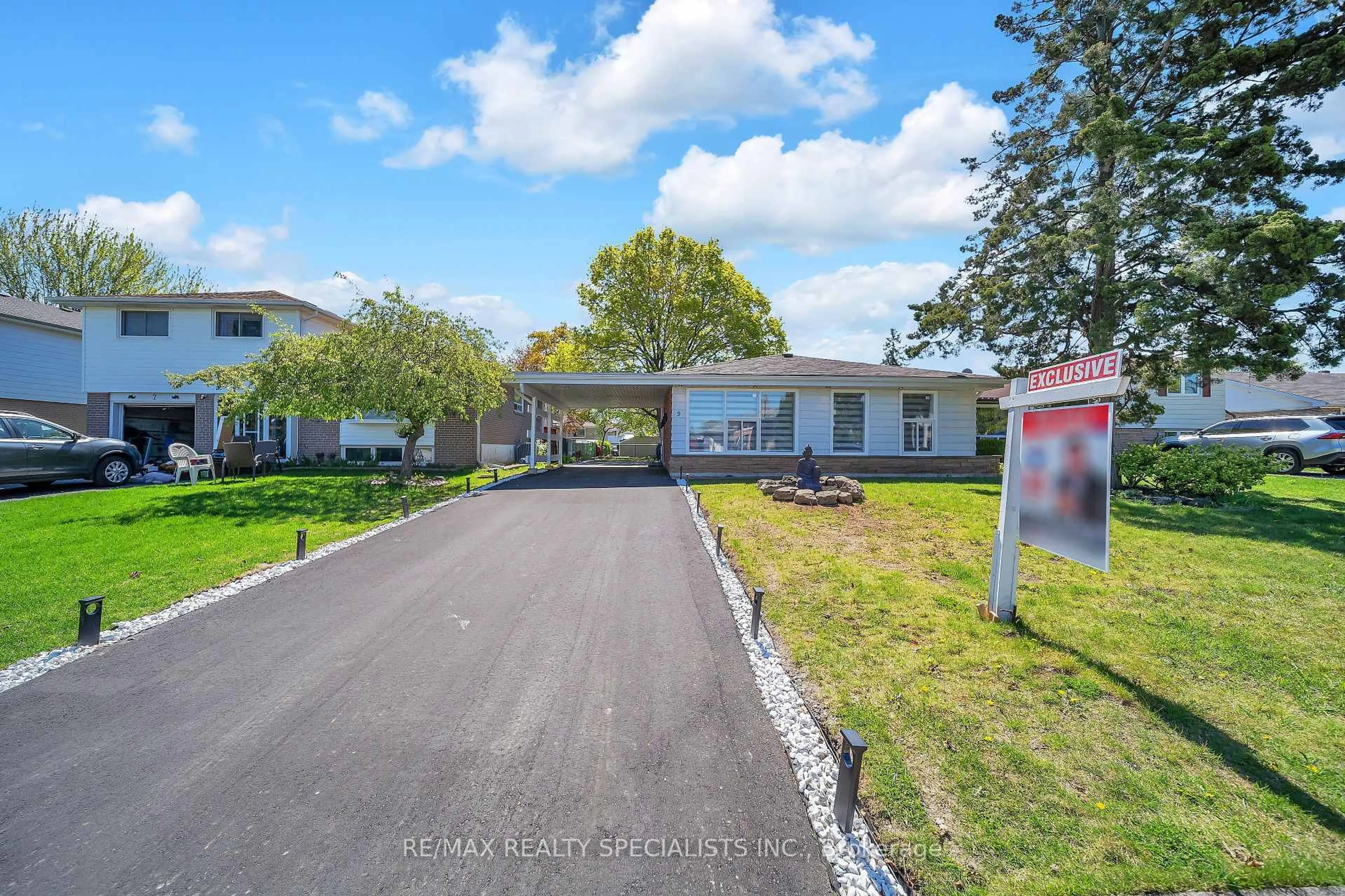 A pic from outside/outdoor area/front of a property/back of a property/a pic from drone, street for 9 Pleaseley Rd, Brampton Ontario L6W 1K7