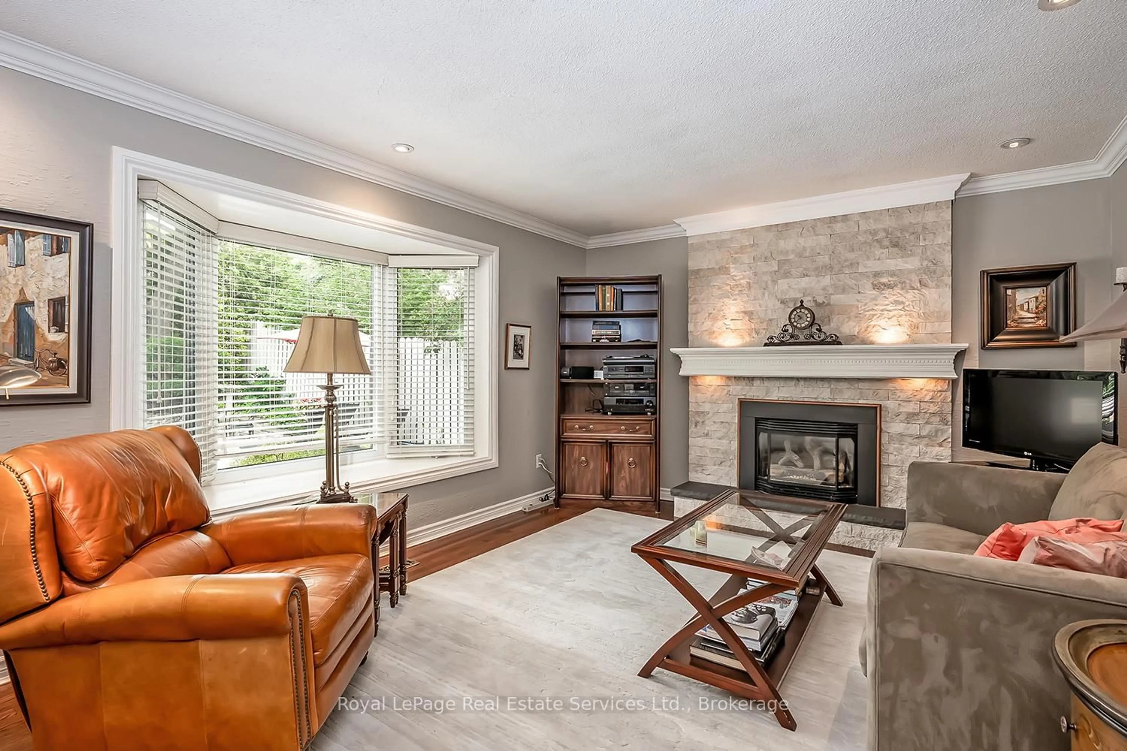Living room with furniture, unknown for 435 Linden Lane, Oakville Ontario L6H 3K2